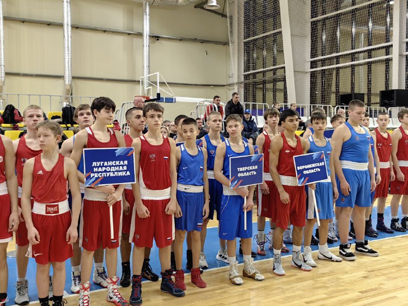 15 января в спортивно тренировочном центре Тамбов состоялось открытие XXVII Всероссийского турнира по боксу на призы мастера спорта СССР В С Ледовских Как отметили в министерстве спорта Тамбовской области соревнования являются традиционными в этом году проходят в 27 й раз Среди почетных гостей чемпион Олимпийских игр чемпион мира двукратный чемпион Европы Заслуженный мастер спорта России Александр Поветкин В соревнованиях участвуют 140 юных боксеров 2010 2011 годов рождения из шестнадцати регионов России включая команды Донецкой и Луганской Народных Республик а также Республику Беларусь Сегодня на ринге молодые боксеры спортсмены 15 16 лет для них это хороший опыт и важная соревновательная практика так как на традиционном тамбовском турнире всегда очень высокая конкуренция Так в этом году команды из 16 регионов участвуют отметил министр спорта Павел Грицков Турнир организован по государственной программе Спорт России Фото министерство спорта региона Наши новости в МАХ