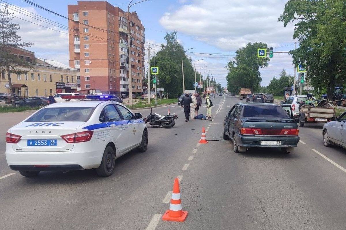 В Вологде в ДТП с иномаркой пострадал 20-летний мотоциклист Авария произошла сегодня, 21 июня, в 12:48 у дома № 120-а на улице Чернышевского. По предварительным данным, 39-летний водитель автомобиля ВАЗ при перестроении столкнулся с мотоциклом «Ямаха» под управлением молодого человека 2004 года рождения. В ДТП пострадал мотоциклист, который получил травмы головы и плеча, в связи с чем молодому человеку на место происшествия была вызвана бригада скорой помощи.
