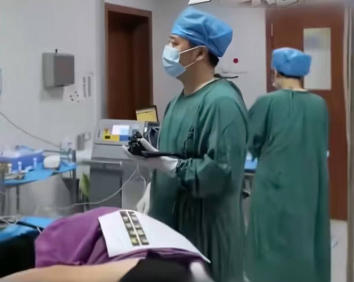 В Китае врачи извлекли зубную щетку из тонкого кишечника мужчины, которую он проглотил 52 года назад 64-летний житель провинции Аньхой почувствовал ухудшение самочувствия и обратился к медикам с жалобами на дискомфорт в животе. В результате обследования была выявлена причина недомогания – 17-сантиметровая зубная щетка. Выяснилось, что китаец случайно проглотил ее в 12 лет!!! По словам пациента, тогда он постеснялся рассказать родителям, надеясь, что щетка раствориться. На извлечение инородного предмета путем эндоскопической операции врачи потратили 80 минут. Медики подчеркнули, что пациенту невероятно повезло, что щетка «зафиксировалась» в изгибе кишечника, не вызвав серьезных осложнений за столько лет.