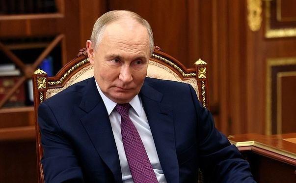Президент Российской Федерации Владимир Путин провел встречу с Уполномоченным по правам человека в Российской Федерации, почетным профессором, научным руководителем Научно-образовательным центром по правам человека Университета имени О.Е. Кутафина МГЮА Татьяной Москальковой. В ходе рабочей встречи был представлен ежегодный доклад о развитии системы защиты прав человека в Российской Федерации. Татьяна Москалькова рассказала, что сегодня в фокусе внимания института уполномоченного по правам человека находятся задачи по решению вопросов участников специальной военной операции и членам их семей. «Мы развернули круглосуточную «горячую линию», интернет-приемную, наладили прямые контакты с людьми. Это, конечно, существенно изменило результативность и быстроту работы по обращениям участников специальной военной операции и членов их семей. Но и не только – конечно, и по обращениям мирных граждан приграничья, прежде всего Брянской, Белгородской и Курской областей», – сказала Татьяна Москалькова.