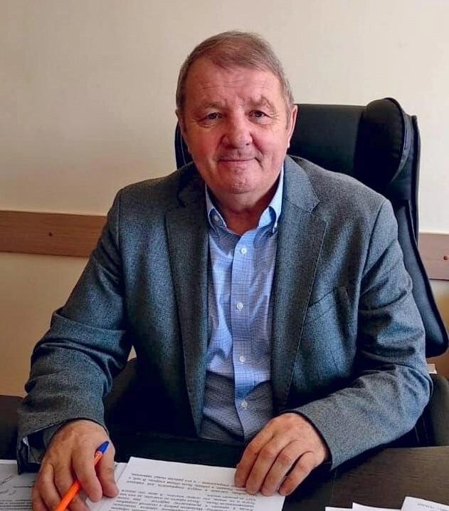 Глава Тернейского района Приморского края Сергей Наумкин написал заявление об отставке по собственному желанию Эту информацию корреспонденту vladivostok1ru подтвердили в пресс службе администрации муниципалитета Сообщения о том что Сергей Наумкин собирается сложить полномочия появились в Сети еще вчера 6 ноября В приморских Telegram каналах решение связывают с тем что Наумкин провалил часть поручений губернатора Олега Кожемяко и получил несколько выговоров Например в поселке Светлая так и не появилась школа на 80 мест В администрации района отказались комментировать причины увольнения Наумкина но уточнили что сегодня 7 ноября Дума Тернейского округа приняла его отставку С 10 ноября Наумкин официально покинет должность и в ближайшее время будет назначен временно исполняющий обязанности главы округа а позже пройдут выборы нового главы Фото администрация Тернейского муниципального округа Подписаться