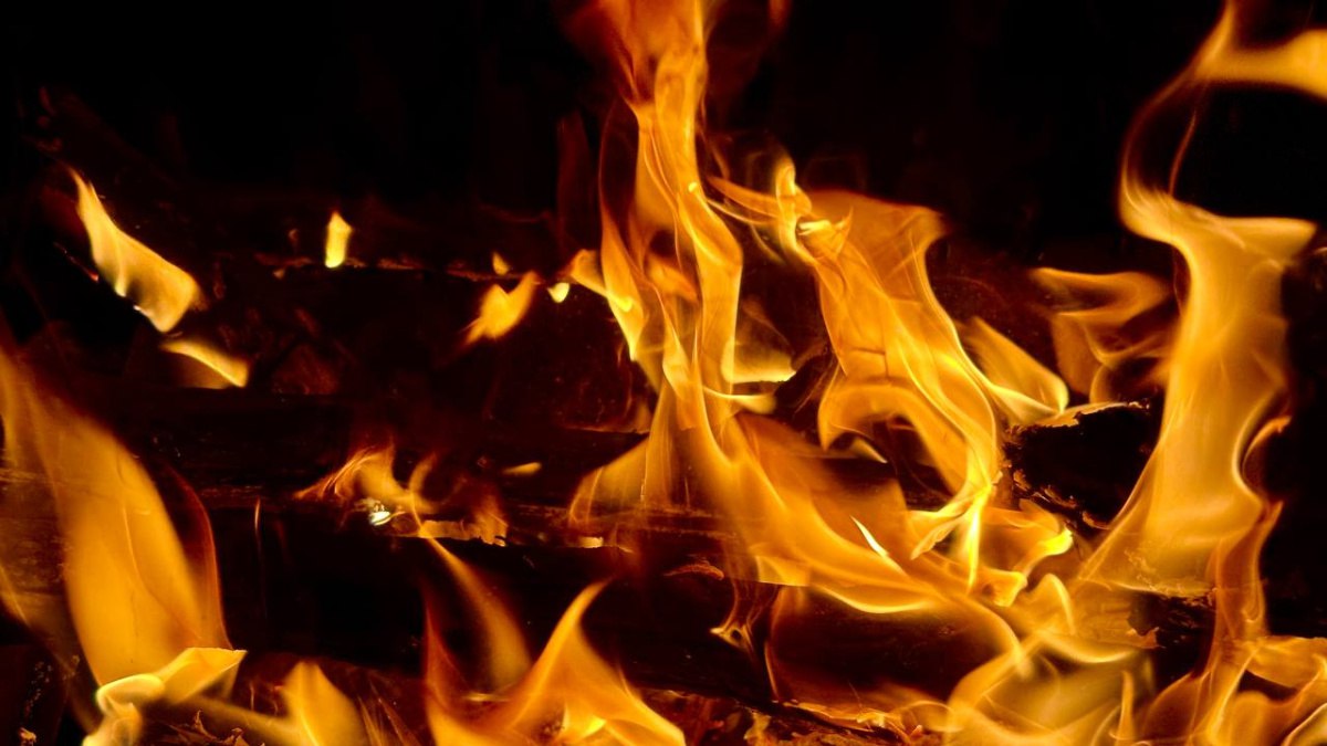 В Самарской области 8 летний ребенок сгорел в частном доме 27 декабря в 20 17 в Самарской области горел частный дом Площадь возгорания составила 70 квадратных метров В результате происшествия погибла 8 летняя девочка еще трое человек пострадало Огонь был полностью ликвидирован в 21 05 Для устранения пожара привлекались 20 человек и 4 единицы техники По факту трагедии следственным отделом по городу Чапаевску СУ СК РФ по Самарской области возбуждено уголовное дело По предварительной информации пожар произошел из за неосторожного обращения с огнем На месте инцидента проведен осмотр назначены экспертизы Устанавливаются все обстоятельства произошедшего ГТРК Самара MAX lВК lОК lСАЙТ