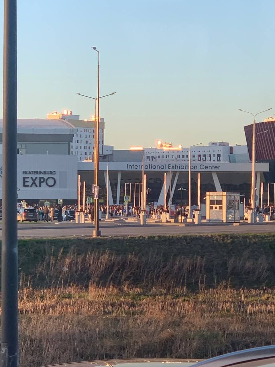 В Екатеринбурге эвакуировали посетителей «Екатеринбург-Экспо» Как сообщают читатели ЕАН, толпы людей вывели с концертной площадки. Сегодня здесь намечалось выступление рэпера Macan. В районе «Екатеринбург-Экспо» замечены силовики. После массовой эвакуации Кольцовский тракт просто встал. Движение парализовано, отмечают читатели ЕАН.