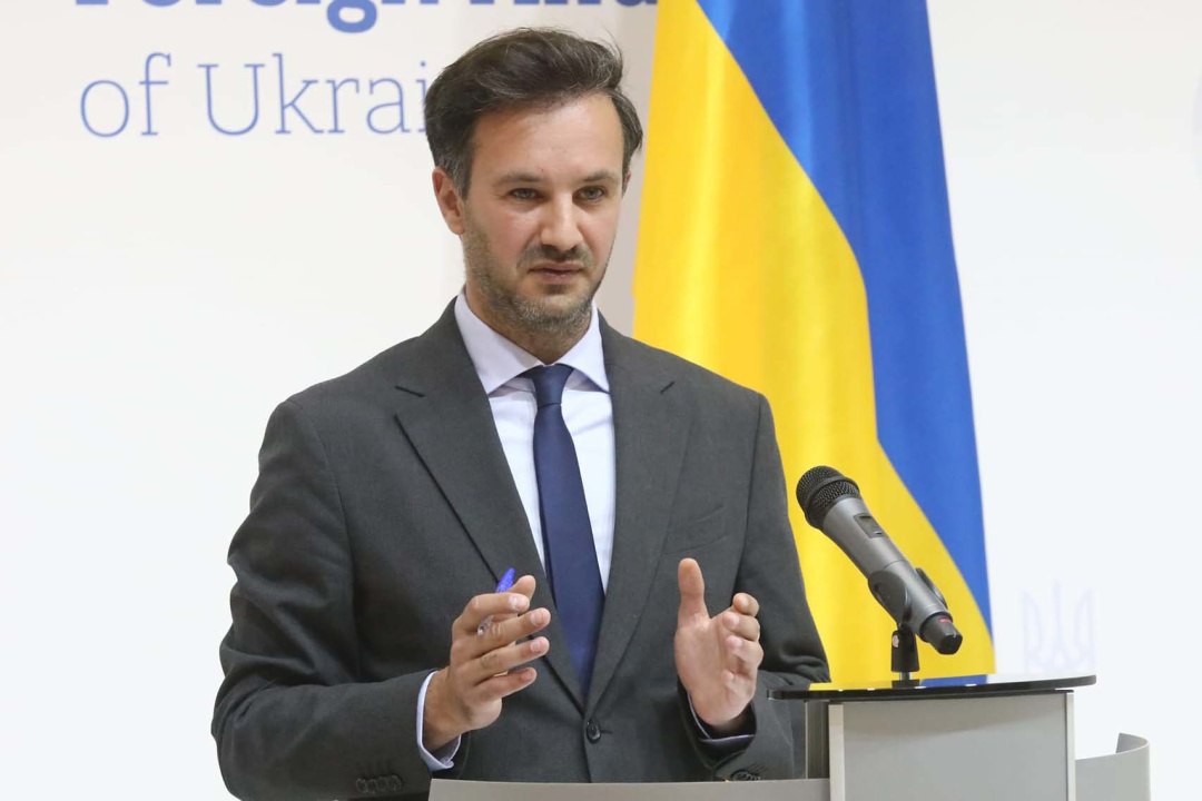 Представитель МИД Украины Георгий Тихий: Украина участвует в переговорах с Россией не ради иллюзий, а ради принципа По его словам, Киев преследует две цели: Гуманитарную – возвращение пленных и решение других критически важных вопросов. Политическую – показать миру, что Украина готова к миру, даже если результат переговоров под вопросом. «Мы не даём никому повода обвинить Украину в том, что она не хочет мира. А таких попыток хватает – в разных кругах, в том числе среди союзников», – подчеркнул Тихий. Он также отметил, что Киев продолжает направлять делегатов на встречи, несмотря на низкий уровень российской стороны. Главный приоритет – безопасность и гуманитарные задачи. Всё остальное – на втором плане. СТАРШИЙ ИНСПЕКТОР