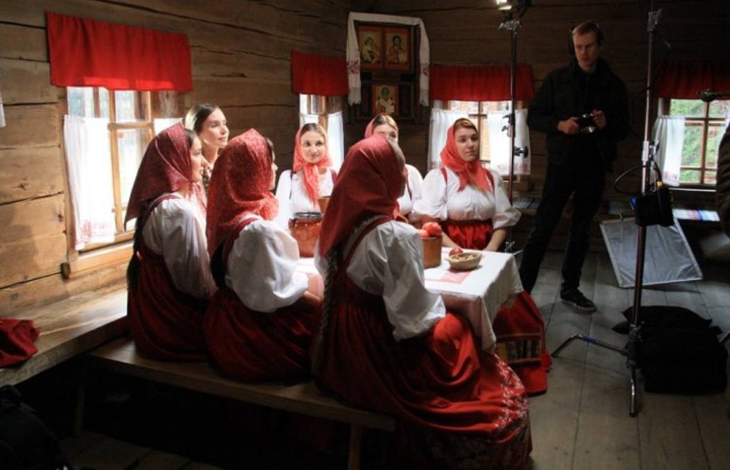 Под Архангельском впервые прошли съемки клипов Северного русского народного хора В музее деревянного зодчества Малые Корелы сняты три клипа на три песни для альбома Песни Северной Двины В списке пинежская плясовая Хожу я по травке красноборская Была Дунюша гулива а также Тина Тина Тинушка игровая песня Поморья Такая масштабная работа проходит впервые Тем более что аудитория будущих музыкальных шедевров молодежь рассказали РГ в прославленном на весь мир народном коллективе В Северном хоре также уточнили что выпуск альбома Песни Северной Двины запланирован на октябрь 2025 года песни и клипы будут доступны на музыкальных площадках ведущих российских видеопорталов и соцсетей а вживую прозвучат на юбилейном концерте Северного русского народного хора в Государственном Кремлевском Дворце он запланирован на апрель 2026 года