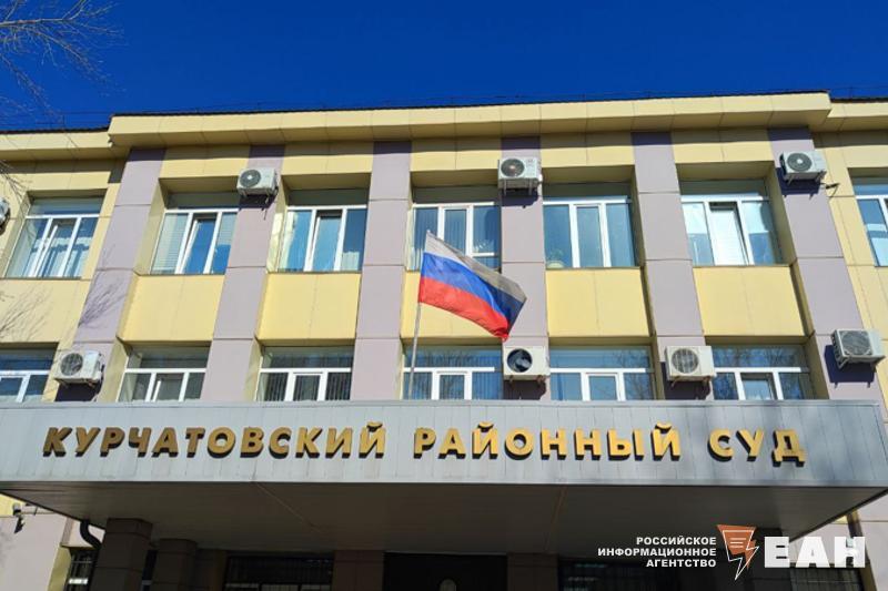 Челябинку оштрафовали за избиение полицейского в развлекательном центре Приговор вынес Курчатовский районный суд города. Женщину признали виновной в применении насилия в отношении представителя власти. При вынесении приговора суд учел смягчающие обстоятельства: наличие проблем со здоровьем и положительную характеристику. В итоге челябинку оштрафовали на 30 тыс. рублей. Ранее сообщалось, что женщина избила полицейского после того, как он отказался взломать дверь административного помещения «Галактики развлечений».