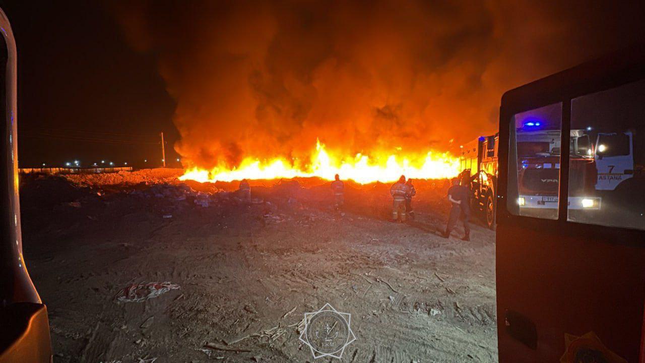 В Астане горит мусорный полигон Огонь вспыхнул на территории полигона твёрдых бытовых отходов в районе Байконыр, близ шоссе Алаш — загорелся мусор. «На месте тушения проводятся работы по рекультивации земли, засыпке грунтом и тушению пожара», — рассказали в пресс-службе МЧС. Информации о пострадавших нет. Причины возгорания выясняют. В тушении задействованы спасатели и местные службы. Накануне в Караганде тушили пожар в торгово-развлекательном центре City Mall. Горели бутики с детской одеждой и игрушками. • Фото: МЧС РК.