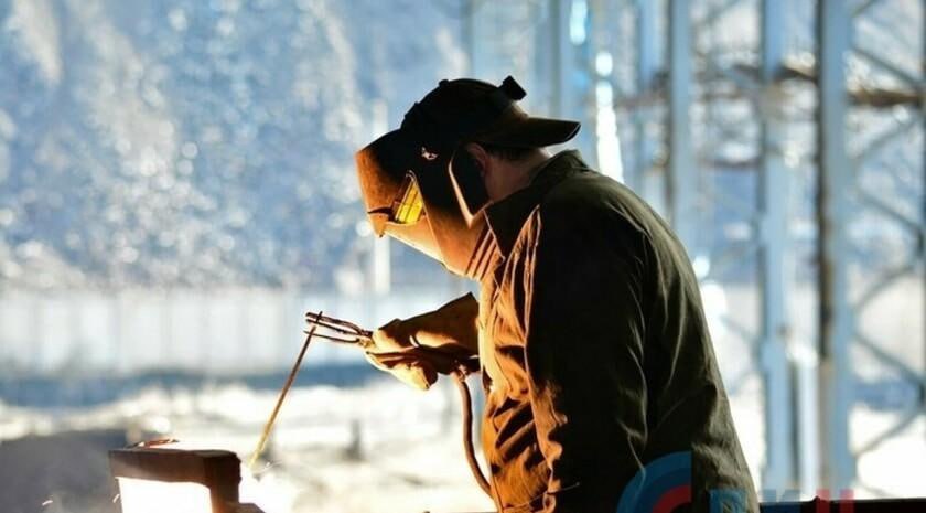 Полтора десятка промпредприятий возобновили работу в ЛНР за последние годы Полтора десятка промышленных предприятий разных масштабов возобновили работу в ЛНР после вхождения региона в состав России Об этом в интервью ЛуганскИнформЦентру сообщил министр промышленности и торговли региона Владислав Варшавский К 2025 на территории ЛНР возобновили работу 15 промышленных предприятий разных масштабов и секторов экономики Два из них результат работы новых инвесторов остальные это старые производства на которых реализуются те или иные инвестиционные проекты сказал он Министр добавил что ведомство уделяет особое внимание запуску ранее существовавших производств ведь индустриальное наследие Республики нельзя просто так разрушить Что касается планов на следующий год главный проект это индустриальные парки Они необходимы для обеспечения текущих потребностей Республики Полный текст интервью читайте на сайте ЛИЦ