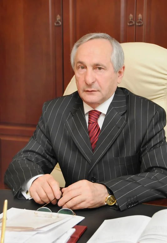 Генпрокуратура добилась обращения в казну активов стоимостью около 5 4 млрд руб принадлежащих бывшему председателю Верховного суда Адыгеи Аслану Трахову и его родственникам в том числе сыну Рустему Трахову и свату Аслану Курузову а также многочисленным доверенным лицам Наиболее значимые объекты попадающие под изъятие сельхозпредприятия Марьинское Агро Юг и Колосс В казну также обращены 469 участков 176 нежилых зданий и помещений коммерческого назначения восемь особняков и девять квартир в Краснодаре и Майкопе Также в доход РФ с ответчиков взыскано 3 млрд руб полученных от реализации принадлежавшего им имущества Нынешний процесс в Краснодаре уже второй подход надзора к активам клана Траховых Курузовых В сентябре прошлого года у семьи было изъято имущество на 13 млрд руб Архив объединенной пресс службы судов Адыгеи Подписывайтесь на Ъ Оставляйте бусты