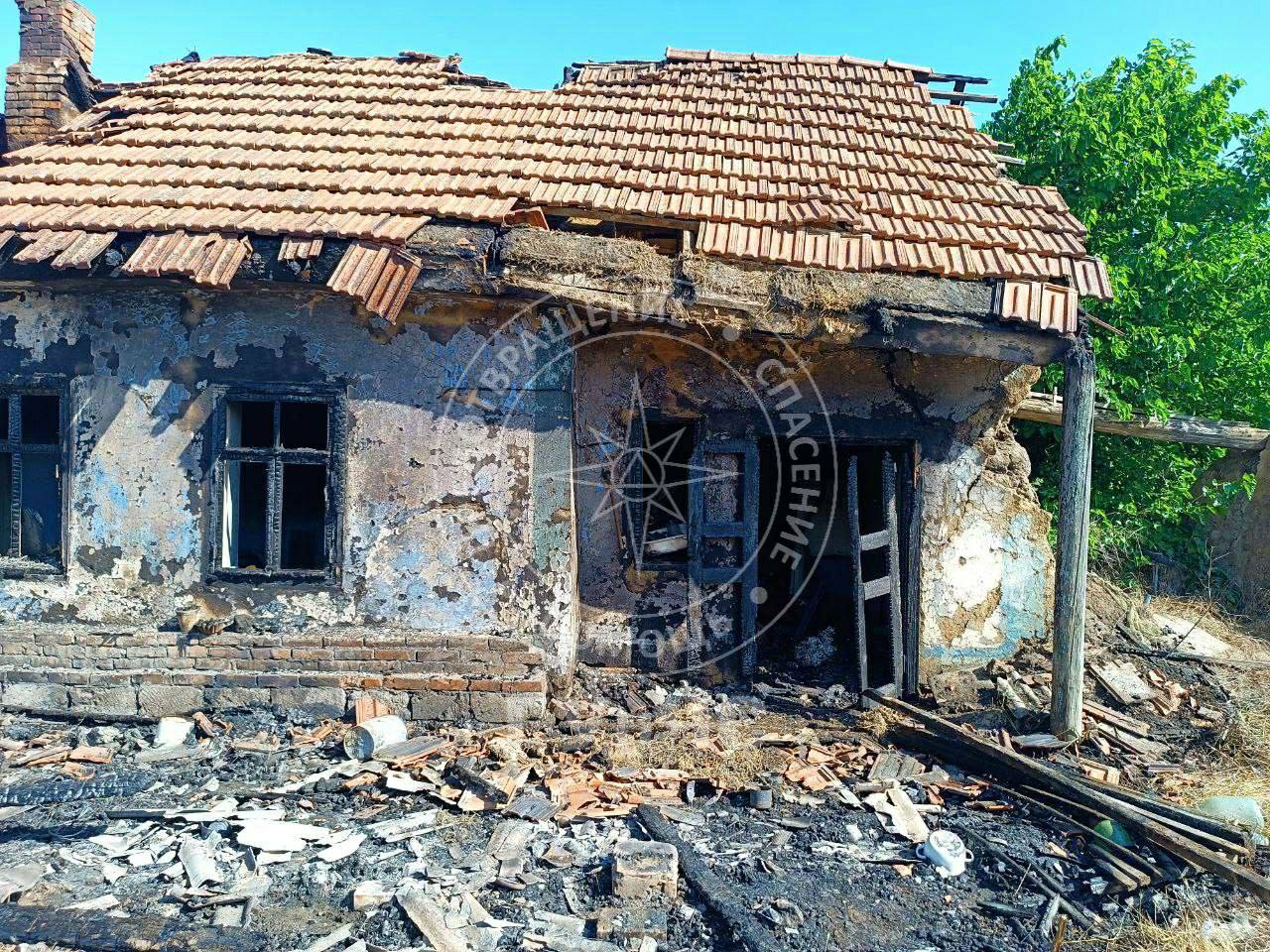 Одна ошибка — минус дом Село Уютное, Слободзейский район. Утром 20 июня вспыхнул жилой дом. Хозяйка, 72-летняя пенсионерка, включила электрическую плиту, чтобы разогреть воду, и вышла во двор. Рядом с плитой — тряпки, пропитанные краской, и перчатки, замоченные в ацетоне. Их испарения от высокой температуры мгновенно вспыхнули — огонь охватил всю мебель. Когда пенсионерка вернулась, дом уже горел. Она не сразу вызвала пожарных, сначала позвонила родственникам. Время было упущено. На место прибыли пожарные расчёты из Первомайска и Слободзеи. Огонь охватил 50 квадратных метров, ликвидация пожара заняла более 2 часов. Дом уничтожен полностью. Причина — нарушение правил пожарной безопасности. Пресс-служба ГУпЧС МВД ПМР