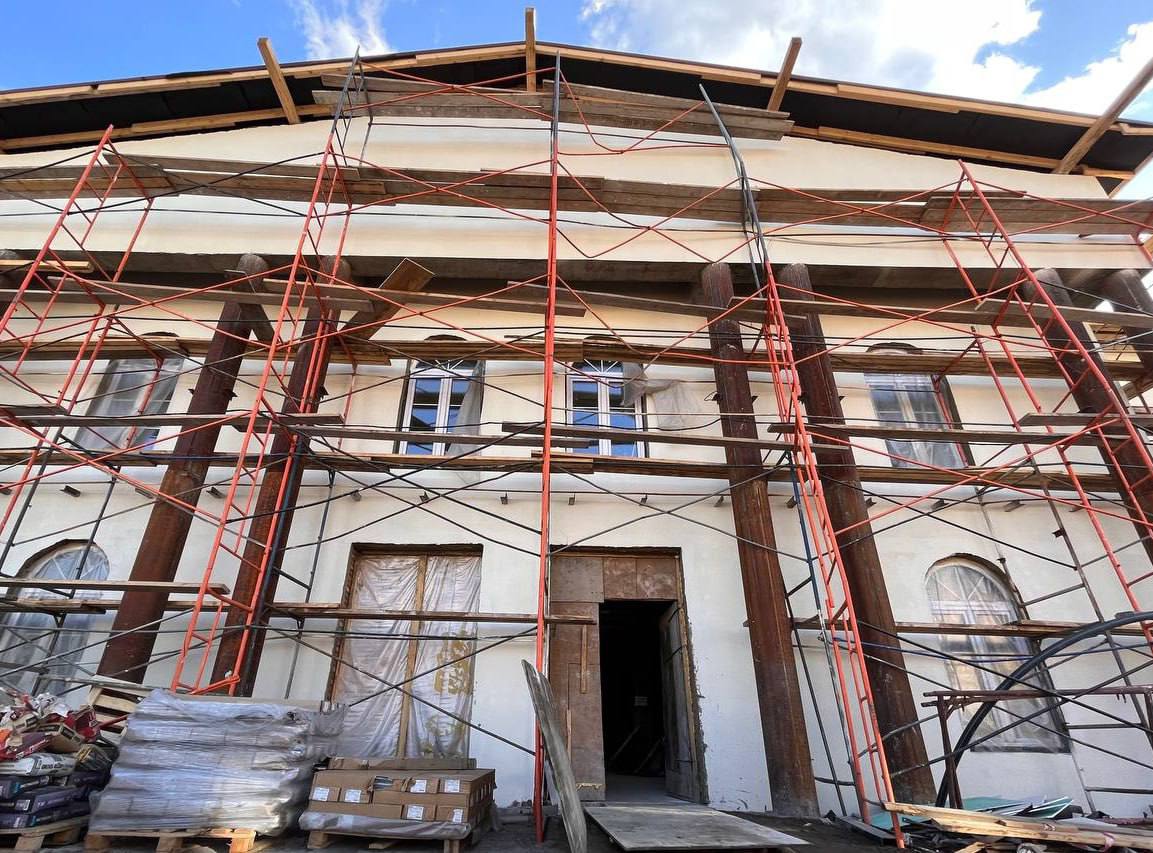 Реконструкция театра кукол «Ульгэр» и строительство ДК в Кяхте будут завершены другими подрядчиками Контракты с ООО «Бурятпроектреставрация» расторгнут из-за низкого темпа работ и нехватки ресурсов. На данный момент «Ульгэр» готов на 85%. Остался небольшой объём работ по внутренним сетям, чистовой отделке и монтажу сценического оборудования. Похожая ситуация и в Доме культуры на 400 мест в Кяхте. Необходимо провести внутренние отделочные работы и монтаж оборудования.