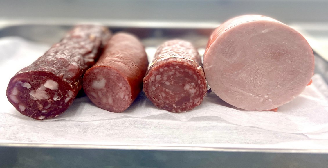 Камчатские специалисты выявили опасную партию вареной колбасы и сосисок С начала года в камчатском филиале ФГБУ НЦБРСП провели более 470 исследований колбасных изделий из мяса и субпродуктов птицы Часть подконтрольной продукции оказалась опасной для человека Нажмите для подробностей   kam24 ru news main 20251031 122236 html utm source telegram utm medium messenger