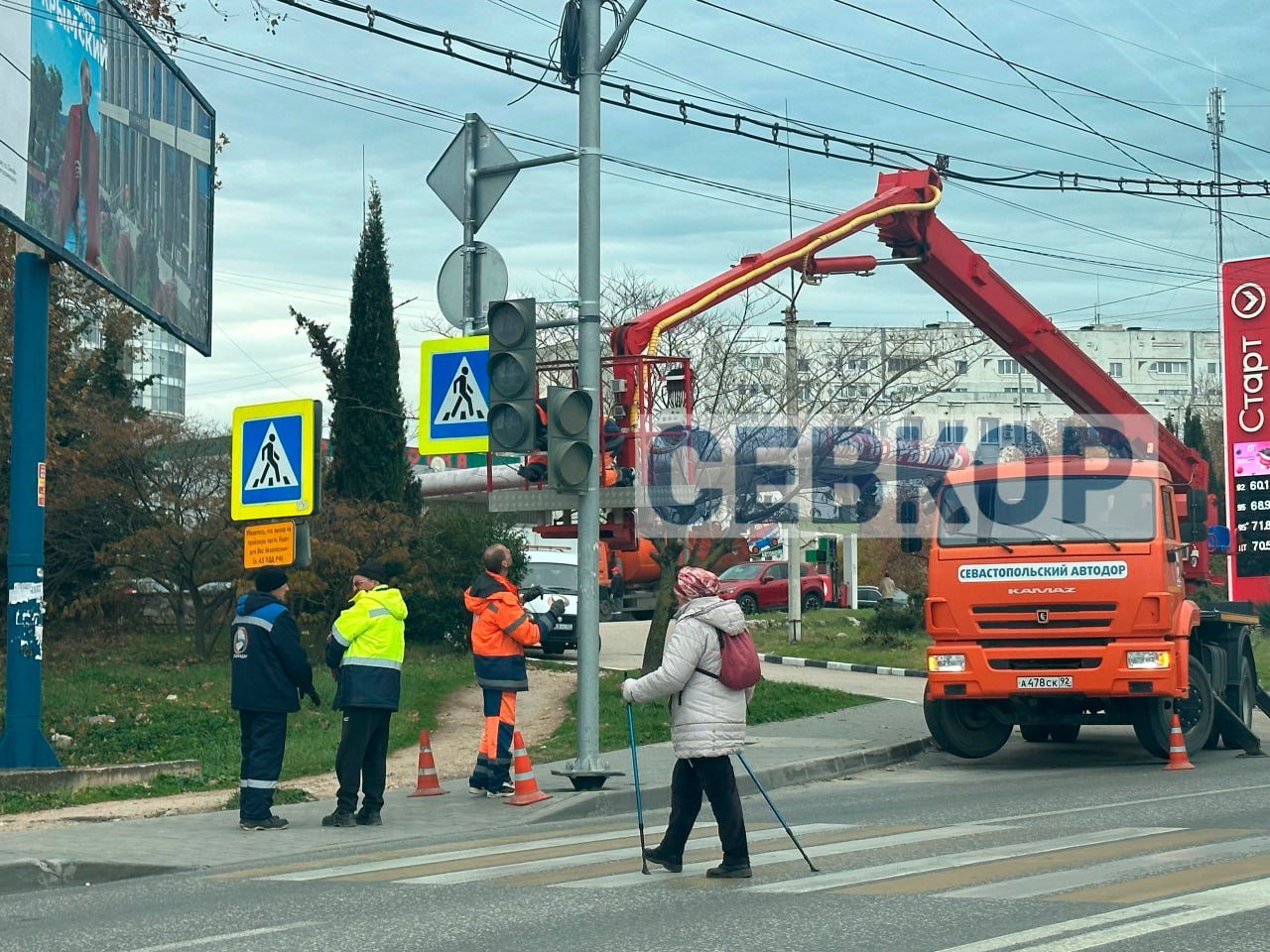 Водители торжествуют. На пешеходном переходе на Омеге установили долгожданный светофор.   Севкор писал ранее, что жители Гагаринского района жалуются на нерегулируемый пешеходный переход в районе остановки «Пляж Омега». Из-за постоянного потока пешеходов, которые переходят проезжую часть, на дороге скапливается огромная пробка. А тех водителей, кто не пропускает пешехода, вступившего даже на противоположную часть дороги, ждут штрафы в 1500 рублей. Нарушения фиксирует камера.  Читайте Севкор