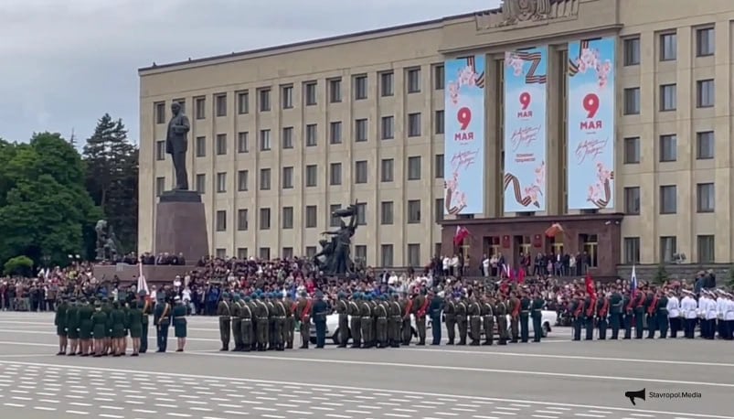 Парады Победы пройдут в 7 городах Ставрополья  Увидеть стройно марширующие ряды смогут жители и гости краевой столицы, Михайловска, Невинномысска, Георгиевска, Изобильного, Пятигорска и Будённовска.   В Ставрополе по центральной площади также проедет военная техника.  Помимо парадов ставропольцев ждут и другие привычные праздничные события — "Бессмертный полк"  6+ , выступление детского тысячеголосого хора  0+ , автопробеги  6+  и многое другое.    Stavropol.Media   Прислать новость