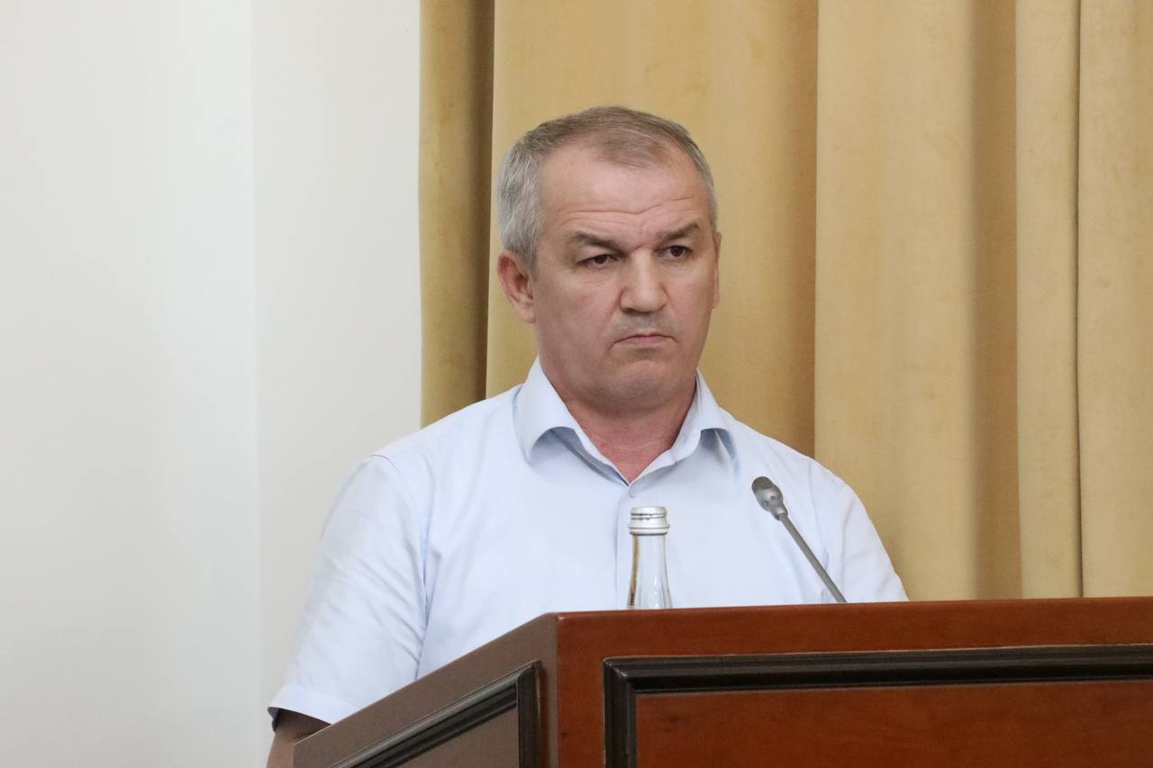 Незаконную деятельность 4-х кустарных цехов по производству фальсифицированной алкогольной продукции пресекли в Дагестане Об этом в ходе заседания Комиссии по противодействию незаконному обороту промышленной продукции под руководством премьер-министра Абдулмуслима Абдулмуслимова сообщил замначальника УЭБиПК МВД по РД Багавдин Гаджиев, докладывая о проводимых мероприятиях по выявлению и пресечению ввоза, производства и распространения нелегальной алкогольной продукции на рынке. Говоря о конкретных примерах, Багавдин Гаджиев рассказал, что в пос. Тюбе Кумторкалинского района был выявлен один из таких подпольных цехов, где была организована незаконная деятельность по производству и хранению контрафактной алкогольной продукции с использованием товарного знака «С Серебром». К примеру, в ходе мероприятий в указанном цеху было обнаружено и изъято: 1 875 бутылок готовой контрафактной алкогольной продукции, стеклянная тара в количестве 10 364 бутылок, пластиковая тара в количестве 650 емкостей, оборудование для розлива, фурнитура и комплектующие для изготовления алкогольной продукции. Указанным лицам за использование чужого товарного знака предъявлено обвинение. МВД по РД во взаимодействии с иными правоохранительными органами и Межрегиональным управлением Росалкогольтабакконтроля по СКФО на постоянной основе проводит мероприятия, направленные на выявление и пресечение преступлений и административных правонарушений, связанных с незаконным оборотом алкогольной продукции», - отметил Гаджиев.