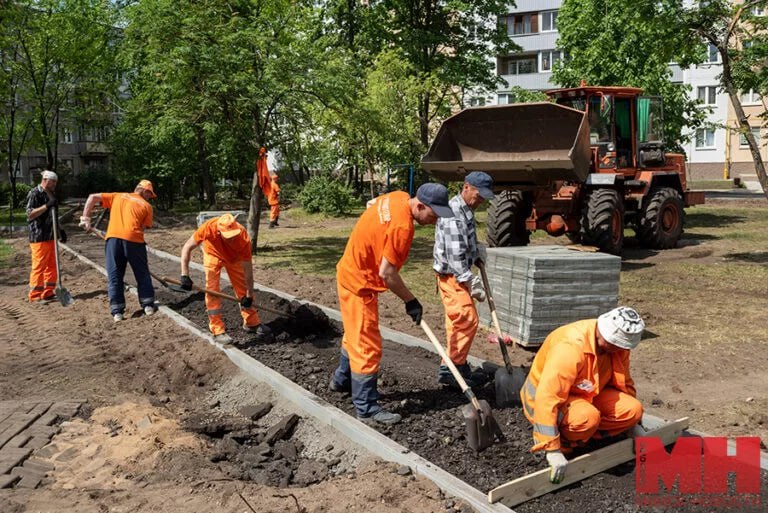В столице за первое полугодие благоустроили 472 двора.  Из них 124 — комплексно.   Комплексный подход применяется к обустройству территорий возле жилых домов, в которых завершен капитальный ремонт, и предусматривает выполнение не менее пяти видов работ. Это, как правило, ремонт проездов, пешеходных дорожек, замена игрового оборудования и малых архитектурных форм, посадка насаждений, обрезка кустарников и крон деревьев, восстановление поврежденных газонов.  «Минск-Новости» MINSKNEWS.BY Telegram Viber FB  VK Inst TikTok  YouTube