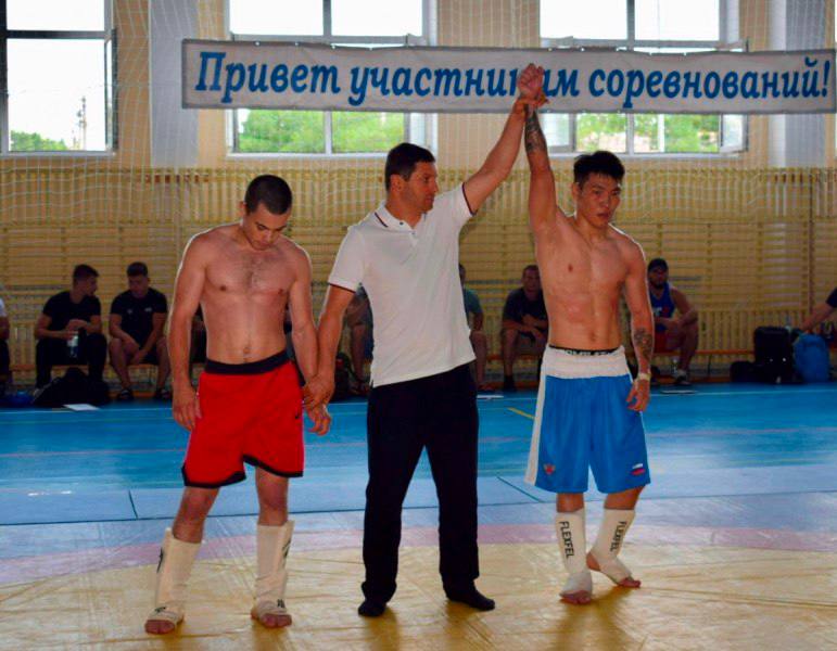 Росгвардеец из Калмыкии завоевал золото на чемпионате ЮФО по комплексному единоборству Турнир прошел в Калаче-на-Дону, где собрались 19 команд и около сотни спортсменов со всего округа. Победителем в своей весовой категории до 60 кг стал рядовой Эльдар Хараев из республики. Команда-победитель будет представлять ЮФО на всероссийском чемпионате Росгвардии.