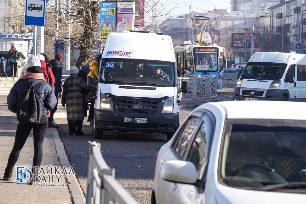 Только что депутаты горсовета Улан-Удэ утвердили повышение тарифов на проезд в общественном транспорте. Уже с 7 июля проезд в маршрутках и автобусах будет стоить 40 рублей сейчас 36 рублей . Поездка в трамвае обойдётся в 35 рублей сейчас 33 . Все депутаты проголосовали за повышение тарифов единогласно