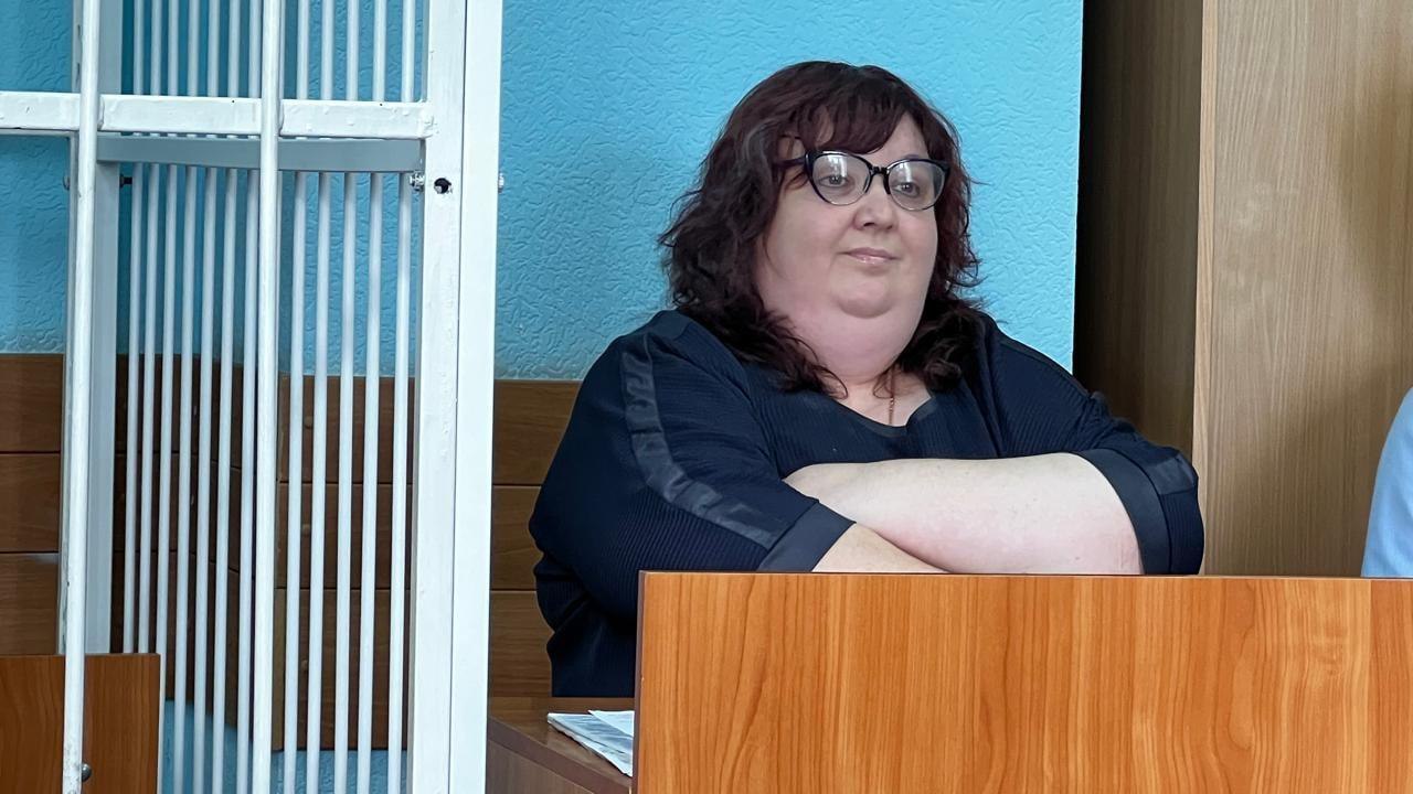 Предпринимательницу в Новосибирске осудили за нападение на съёмочную группу ОТС  В Кировском районном суде Новосибирска вынесли приговор женщине, которая весной 2024 года напала на журналистов телеканала ОТС. Конфликт произошёл после того, как корреспонденты приехали по жалобе клиента, купившего бракованный термос. Предпринимательница попыталась сорвать съёмку, ударила журналиста и повредила камеру.  Суд признал женщину виновной в воспрепятствовании законной деятельности СМИ. Она получила 2 года условно и будет находиться под надзором.  Юрист ОТС отметил, что действия против журналистов при исполнении – это нападение не только на человека, но и на общественные интересы.  Фото: Судебный департамент НСО    Читать подробнее.      Прислать новость