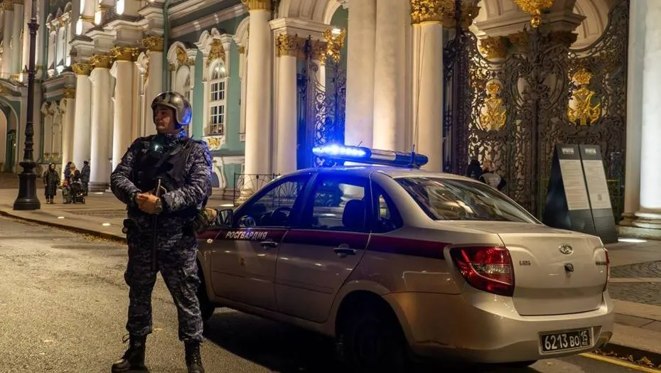 Посетитель залез на Большой Императорский трон в Государственном Эрмитаже 17 мая и оказал сопротивление при задержании Инцидент произошёл в Георгиевском зале где мужчина пройдя за ограждение сел на трон и агрессивно отреагировал на замечание смотрителя Сотрудники музея вызвали вневедомственную охрану и правоохранители задержали нарушителя Его доставили в отдел полиции для разбирательства а трон отправили на экспертизу для оценки ущерба Трон был изготовлен в Лондоне по заказу императрицы Анны Иоанновны в 1731 1732 годах и украшен серебром и красным бархатом После революции 1917 года с него сняли символы Российской империи а в 1930 х годах он был демонтирован Реставрация началась в 1990 х годах t me rosgvardszo Подписаться на ДП в Telegram MAX