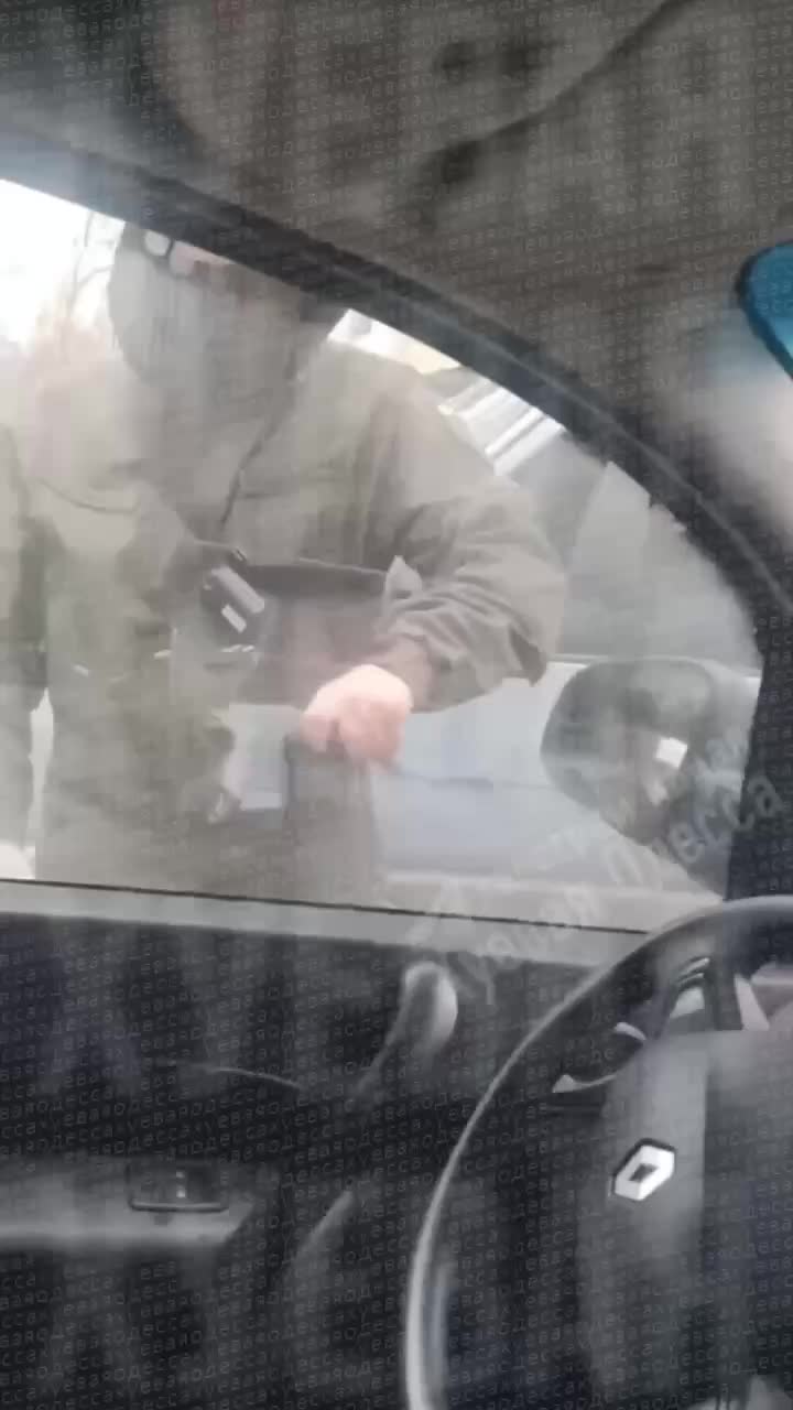 В Киеве полиция разбила окно автомобиля для извлечения водителя