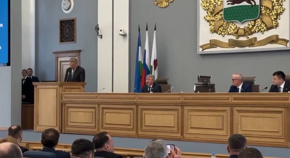 180 млн рублей перечислили депутаты Горсовета Уфы за три года на поддержку участников СВО об этом сообщил Радий Хабиров на 60 ом заседании органа местного самоуправления Уфа полностью оправдывает свое высокое звание города трудовой доблести И сейчас вносит достойный вклад в достижение задач специальной военной операции Предприятия работают слаженно эффективно четко выполняя оборонный заказ несмотря на тяжелое санкционное давление Депутатский корпус предприятия организации общественники все объединились для помощи фронту подчеркнул глава региона 32 гуманитарных конвоя отправили в зону спецоперации из Уфы в 2025 году а с начала СВО 72