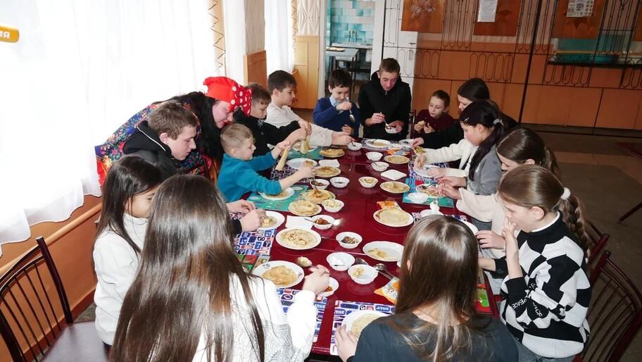 В Геническе провели кулинарный мастер класс в честь масленицы Филиал фонда Защитники Отечества совместно с Геническим техникумом сферы обслуживания и Министерством культуры Херсонской области организовали для детей ветеранов СВО кулинарный мастер класс по приготовлению блинов Об этом ХАН сообщили в пресс службе фонда Масленица исконно русский праздник который олицетворяет наступление весны и начало Великого поста Масленичная неделя это время теплых встреч и угощений так и появилась идея о проведении мастер класс для детей ветеранов СВО Прежде всего такие мероприятия дарят детям положительные эмоции радость это то ради чего мы работаем отметила заместитель руководителя по общественным проектам филиала фонда Защитники Отечества Алена Измаева С юными гостями сотрудники техникума поделились не только рецептами приготовления блинов но и рассказали об истории праздника его традициях и обычаях которые столетиями сопровождают проводы зимы и встречу весны Закончилось мероприятие хороводом