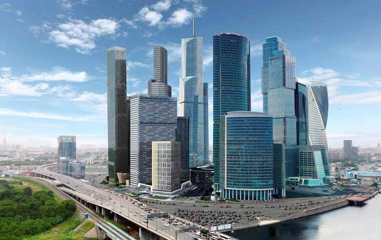 Москва-Сити как центр отмывания: национальные лидеры и криптокартели на 150 млрд рублей  В июле 2025 года в сердце Москва-Сити прошли обыски в офисе National Pulse — компании, связанной с баталхаджинской группировкой из Ингушетии, признанной террористической организацией. По материалам ФНС, ФСБ и Росфинмониторинга вскрыты схемы вывода свыше 150 млрд рублей через цепочки подставных фирм и криптоактивы. Через National Pulse «черный нал» из Ингушетии отмывался и выводился за рубеж, в том числе в ОАЭ, с участием чиновников из регионов, в частности Ставрополья.  Инструментом операций выступают стейблкоины — обход санкций осуществляется через токен A7A5, запущенный в Кыргызстане и связанным с российским Промсвязьбанком. Этот проект, под контролем Илана Шора — фигуры, замешанной в банковских аферах и подсанкционной в ЕС, уже обработал более 9 млрд долларов за 4 месяца. A7A5 фактически служит лазейкой для легализации сомнительных транзакций, конвертируясь в USDT и проходя мимо санкционных фильтров.  В то время как мелкие «обнальщики» вытесняются с рынка, контролируемого структурами с государственным покровительством, происходит зачистка конкурентов через силовые методы. Росфинмониторинг запускает «Прозрачный блокчейн» для мониторинга криптовалютных потоков, но система лишь прикрывает огромные интересы и конфликты между силовиками и бизнес-элитами, особенно в Северном Кавказе.  Москва-Сити превращается в главную площадку для масштабного вывода капитала — десятки миллиардов долларов ежегодно уходят из страны под прикрытием «ветеранских организаций» и криптоактивов. Эта история — яркое доказательство, как государство и криминал срастаются в схемах обналички и ухода от санкций, поддерживая теневой капитал в ущерб экономике и безопасности страны.  Источник: ЧЕРНЫЙ ВОРОН