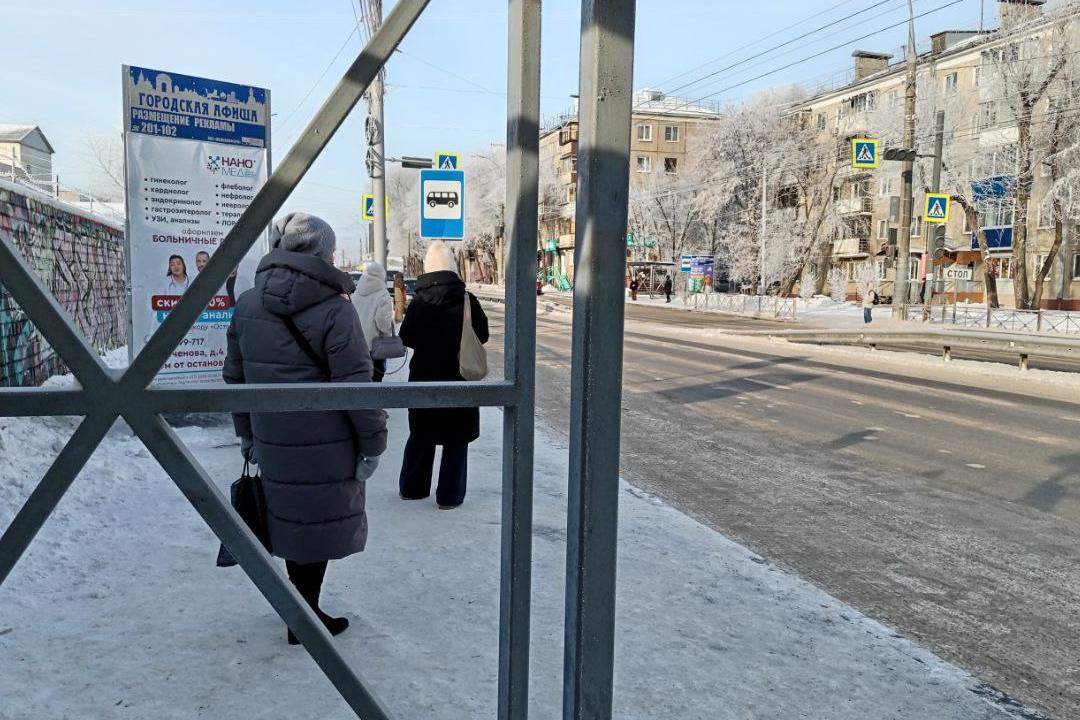 В Иркутске подорожает стоимость проезда на двух автобусах из Ново Ленино Об этом стало известно с сайта городской администрации Так с 29 января изменения коснутся маршрута 13 который едет через предместье Марата и с 30 января маршрута 37 до Центрального рынка через Глазковский мост уточняется в уведомлении перевозчиков Цена за проезд в одну сторону составит 40 рублей днем и 45 рублей после 20 00 Фото КП Иркутск