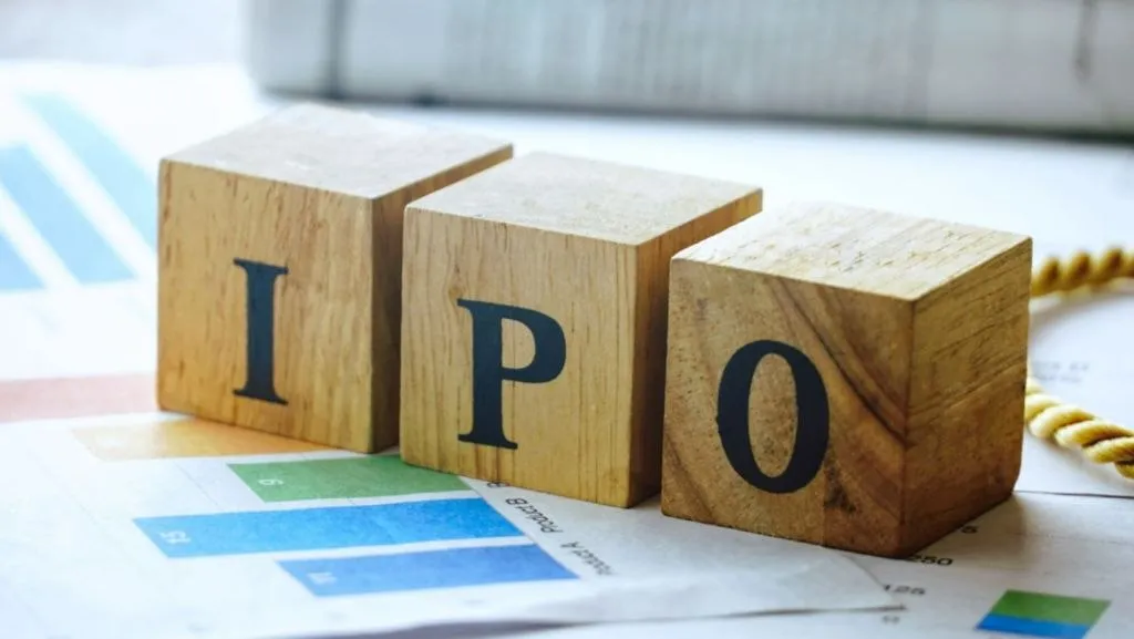 УзНИФ начал IPO с оценкой 1 95 млрд долларов на LSE Акционерное общество Национальный инвестиционный фонд Республики Узбекистан УзНИФ объявило 29 апреля 2026 года о начале первичного публичного предложения акций одного из наиболее значимых событий в истории узбекского фондового рынка Цена предложения установлена на уровне 25 долларов за одну глобальную депозитарную расписку GDR и 4 65 узбекского сума за одну обыкновенную акцию При общем числе выпущенных акций в 5 054 триллиона штук рыночная капитализация компании оценивается приблизительно в 1 95 миллиарда долларов Продающим акционером выступает Министерство экономики и финансов Республики Узбекистан предлагающее около 30 акционерного капитала фонда Сам УзНИФ не получит поступлений от размещения все средства направятся государству как единственному нынешнему владельцу компании Предложение структурировано в двух траншах Первый ташкентский адресован институциональным и розничным инвесторам в Узбекистане и ряде других юрисдикций Розничные участники могут подать заявки через местных менеджеров размещения либо для сумм до 200 миллионов сумов через веб сайт и мобильное приложение Jett Физическим лицам инвестирующим в пределах 12 миллиардов сумов предоставляется скидка в размере 5 от цены предложения они приобретут акции по 4 41 сума за штуку Второй транш международный ориентирован на институциональных инвесторов за пределами Узбекистана через механизм GDR Одна расписка соответствует 64 700 обыкновенных акций Предложение сопровождается весомой поддержкой со стороны ключевых международных инвесторов BlackRock Franklin Resources Redwheel и две казначейские компании полностью принадлежащие Allan Gill Gray Foundation выступили якорными инвесторами и зафиксировали обязательства по покупке GDR на совокупную сумму порядка 300 миллионов долларов Это свидетельствует о высоком интересе глобального инвестиционного сообщества к узбекскому рынку капитала Период предложения открылся 29 апреля и по ожиданиям завершится около 12 мая 2026 года в полдень по лондонскому времени для международного транша и в 17 00 по ташкентскому времени для местного Условные торги GDR на Лондонской фондовой бирже планируется начать около 13 мая тогда как безусловные торги и на LSE и на Республиканской фондовой бирже Тошкент ожидаются примерно 18 мая 2026 года Окончательное распределение акций между двумя траншами будет определено продающим акционером после консультаций с глобальным координатором и объявлено также около 13 мая Организационную структуру размещения возглавляет Jefferies International Limited в роли единственного глобального координатора Совместными букраннерами выступают Abu Dhabi Commercial Bank PJSC Auerbach Grayson and Company LLC Raiffeisen Bank International AG в сотрудничестве с ODDO BHF SCA а также WOOD Company Financial Services Ташкентское предложение обеспечивают локальные менеджеры Alkes Research Avesta Investment Group и Bluestone Financial Group Депозитарным банком по программе GDR назначен The Bank of New York Mellon Доверительным управляющим фонда с мая 2025 года является ИП ООО Franklin Templeton Asset Management ташкентский офис глобального инвестиционного гиганта Franklin Resources Inc управляющего активами на сумму свыше 1 68 триллиона долларов Генеральный директор управляющей компании Мариус Дан назвал IPO знаковым событием как для самого Узбекистана так и для международного инвестиционного сообщества отметив что впервые иностранным инвесторам предоставляется прямой доступ к акционерному капиталу страны Он также подчеркнул что листинг на Лондонской фондовой бирже интегрирует узбекский рынок в международную финансовую инфраструктуру и открывает местным инвесторам возможность участвовать в долгосрочном росте национальной экономики УзНИФ был учреждён в декабре 2024 года в соответствии с постановлением Президента Республики Узбекистан от 27 августа 2024 года ТГ канал uzbekvc