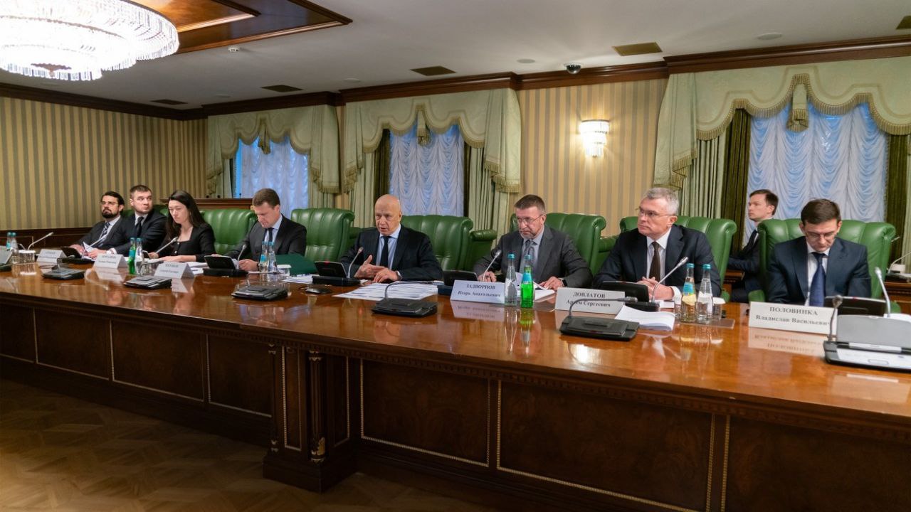 Амурская область получит федеральное финансирование на реконструкцию парка в Благовещенске строительство микрорайона в Свободном и создание производственно логистического кластера решение правкомиссии Зампредседателя правительства РФ полпред президента в ДФО Юрий Трутнев провел заседание президиума правительственной комиссии по вопросам социально экономического развития Дальнего Востока Обсуждались обновлённые планы по развитию социальных центров в регионах ДФО и использование президентской дальневосточной единой субсидии Как отметил Юрий Трутнев благодаря ей за последние годы построено и реконструировано более 2000 объектов социального назначения в том числе 138 в текущем году Однако из за ошибок в планировании и недостаточного контроля возникает необходимость переносить финансирование с одних объектов на другие речь в частности идёт о Хабаровском крае Приморье Камчатке Забайкалье и Якутии Внимание к эффективности и своевременности расходования бюджетных средств мы будем наращивать подчеркнул дальневосточный полпред В рамках изменений планов социального развития центров экономического роста дальневосточных регионов одобрено выделение средств федерального бюджета на 2026 2028 годы Эти деньги пойдут на объекты по мастер планам и другие мероприятия в Бурятии Якутии Забайкалье Камчатке Приморье Хабаровском крае Амурской и Магаданской областях Еврейской автономии и на Чукотке В частности Амурская область получит финансирование на реконструкцию городского парка в Благовещенске который включён в мастер план областного центра На заседании обсудили изменение механизма поддержки юридических лиц реализующих инвестиционные проекты на Дальнем Востоке Речь идет о возмещении затрат на развитие инфраструктуры Юрий Трутнев отметил что для получения субсидий выбрано 15 крупных и важных проектов в восьми субъектах ДФО которые решают ключевые вопросы развития региона Согласно решению президиума правительственной комиссии по развитию Дальнего Востока в Амурской области поддержат два проекта строительство жилого микрорайона в Свободном компанией ООО Жилой микрорайон и создание производственно логистического кластера компанией ООО Газпром гелий сервис Главное про Дальний Восток