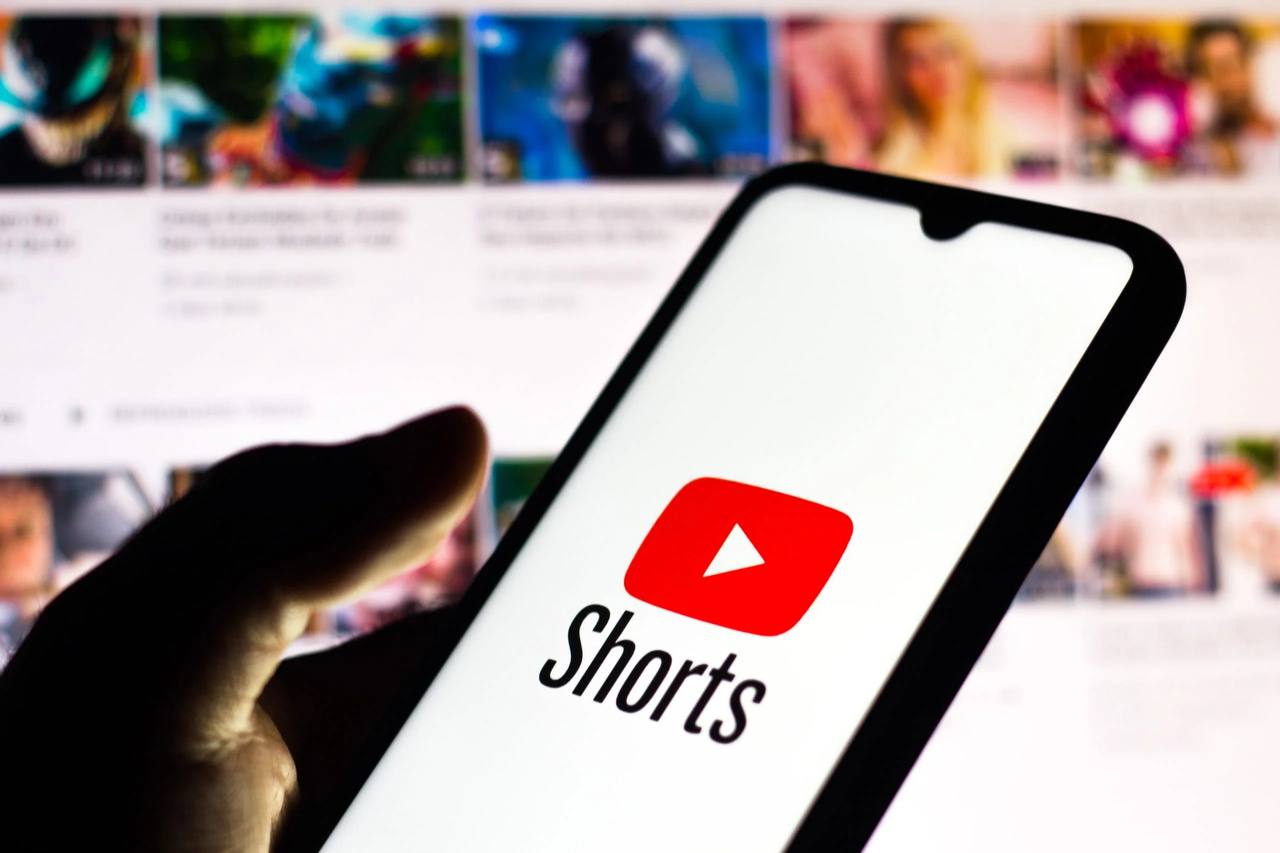 YouTube увеличит максимальную длину Shorts до 3 минут.  Помните, уже не раз мы видели данные, что многие пользователи предпочитают длительный просмотр роликов?  Не уверена, что в случае рилс и шортс это будет так уж востребованно    Все-таки, длительные ролики мы чаще смотрим не через них.  Но, это хорошая возможность показать, например, «внутрянку» вашего проекта или сделать увлекательный сторител.