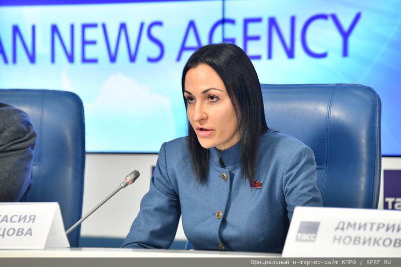 Мой товарищ по фракции КПРФ в ГД Анастасия Удальцова вчера посетила СИЗО в городе Барнауле в котором находятся наши соратницы депутат Людмила Клюшникова и ее помощник Светлана Кербер Несмотря на то что в камеру к Светлане и Людмиле беспрепятственно попадают уполномоченные по правам человека и ребенка о чем публикуются официальные сообщения а также сотрудники органов о чем сообщается Светланой в ходе заседаний суда для нас товарищей по партии несмотря на статус депутата ГД позволяющим посещать все учреждения без спецпропусков встреча со Светланой и Людмилой запрещена усилиями следователя и начальника СИЗО Анастасии Удальцовой также было отказано во встрече с Кербер и Клюшниковой После посещения камер и знакомства с условиями в которых находятся люди Анастасия направила запросы в федеральные контролирующие органы Но учитывая что после каждого моего посещения СИЗО условия содержания наших товарищей улучшались в частности Светлану перевели из камеры с уже осужденными визиты депутатов ГД нашей фракции КПРФ в СИЗО будут регулярными