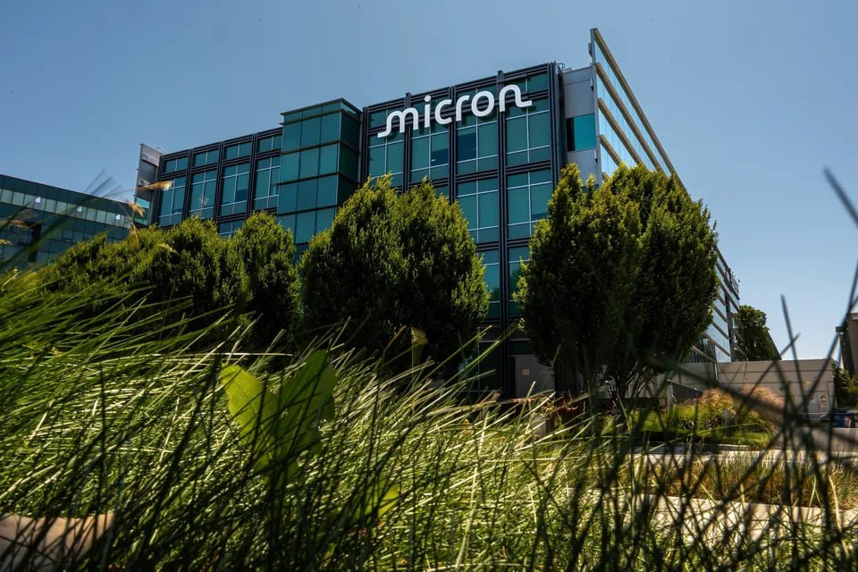 Micron Technology Inc. повысила прогноз по выручке и прибыли за четвёртый финансовый квартал, сославшись на «повышение цен» на ключевой продукт. #MU  Продажи за три месяца, закончившихся 28 августа, составят от 11,1 до 11,3 миллиарда долларов, сообщила компания в заявлении в понедельник. Ранее она прогнозировала продажи в четвёртом квартале в размере от 10,4 до 11 миллиардов долларов.  Прибыль на акцию без учёта некоторых статей составит от 2,78 до 2,92 доллара. Ранее компания Micron заявляла, что ожидает прибыль в размере от 2,35 до 2,65 доллара. Скорректированная валовая прибыль за квартал составит от 44 % до 45 % по сравнению с предыдущим прогнозом в 41 %–43 %.