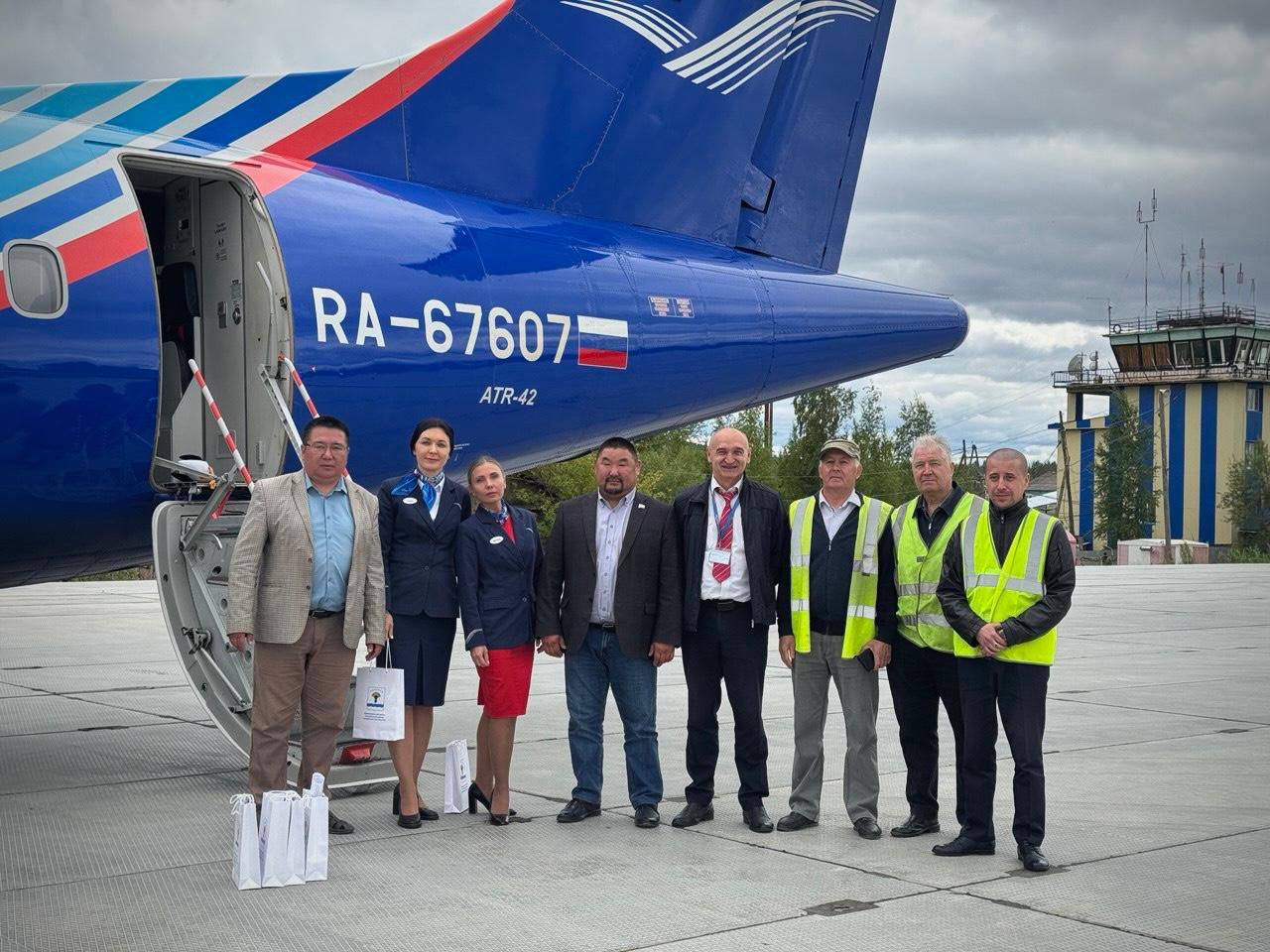 География полётов становится шире: «КрасАвиа» открыла новое авиасообщение   Авиакомпания «КрасАвиа» выполнила первый рейс по маршруту Красноярск — Олёкминск  республика Саха, Якутия . Это новое направление межрегиональной программы авиаперевозчика.   Появление новых направлений благоприятным образом сказывается на росте авиационной подвижности населения Красноярского края, что способствует достижению целей национального проекта «Эффективная транспортная система», а также решению задач, поставленных Президентом РФ в Указе № 309.   рейс выполняется еженедельно  на современном лайнере ATR-42   время в пути около 4 часов   стоимость авиабилетов от 11 250 руб.  включено 1 место багажа 10 кг + ручная кладь 5 кг   Перед запуском маршрута авиакомпания провела тщательный аудит аэропорта Олёкминска. Проверка подтвердила полную готовность инфраструктуры к приёму воздушных судов типа ATR-42, что гарантирует безопасность и комфорт пассажиров.  Новое авиасообщение —  важное транспортное звено, соединяющее Красноярский край и Якутию. Регулярные рейсы позволят жителям обоих регионов значительно сократить время в пути и расширить возможности для деловых и туристических поездок.  Уточнить расписание, подробные условия перелета, приобрести билеты без сборов и дополнительные услуги можно на сайте krasavia.ru, а также с помощью других онлайн-сервисов или в любой удобной авиакассе.