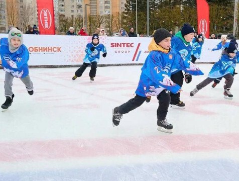 Главный каток Обнинска открыли  Главный городской каток в Обнинске открылся на площади Дома ученых, сообщили в администрации города. Покататься на коньках под открытым небом можно будет ежедневно с 10:00 до 21:15.