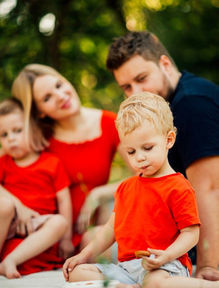 Дополнительный оплачиваемый выходной хотят закрепить за родителями 2 ух и более детей Группа депутатов ЛДПР предложила закрепить за работниками у которых двое и более несовершеннолетних детей право на один дополнительный оплачиваемый выходной раз в три месяца по их письменному заявлению Такой законопроект направлен на заключение правительства РФ сообщил 8 декабря лидер партии Леонид Слуцкий Авторы законопроекта считают что предлагаемые изменения позволят многодетным родителям проводить больше свободного времени с детьми и выполнять другие семейные обязанности Югополис Прислать фото или видео