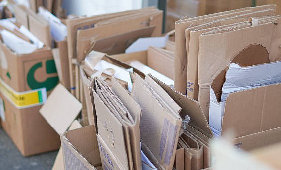 В России сдали более 550 тонн макулатуры в ходе акции БумБатл этим летом Свыше 550 тонн макулатуры собрали и сдали на переработку участники акции БумБатл которая проходит в поддержку национального проекта Экологическое благополучие с июня по август этого года Об этом сообщили в АНО Национальные приоритеты Всего к акции за это время присоединились около 250 тысяч россиян В поддержку летнего сезона БумБатла волонтеры движения Экосистема вместе с маскотами БумБоем и БуМашей провели серию мероприятий в парках на летних фестивалях и туристических площадках по всей стране Подробнее на нашем сайте
