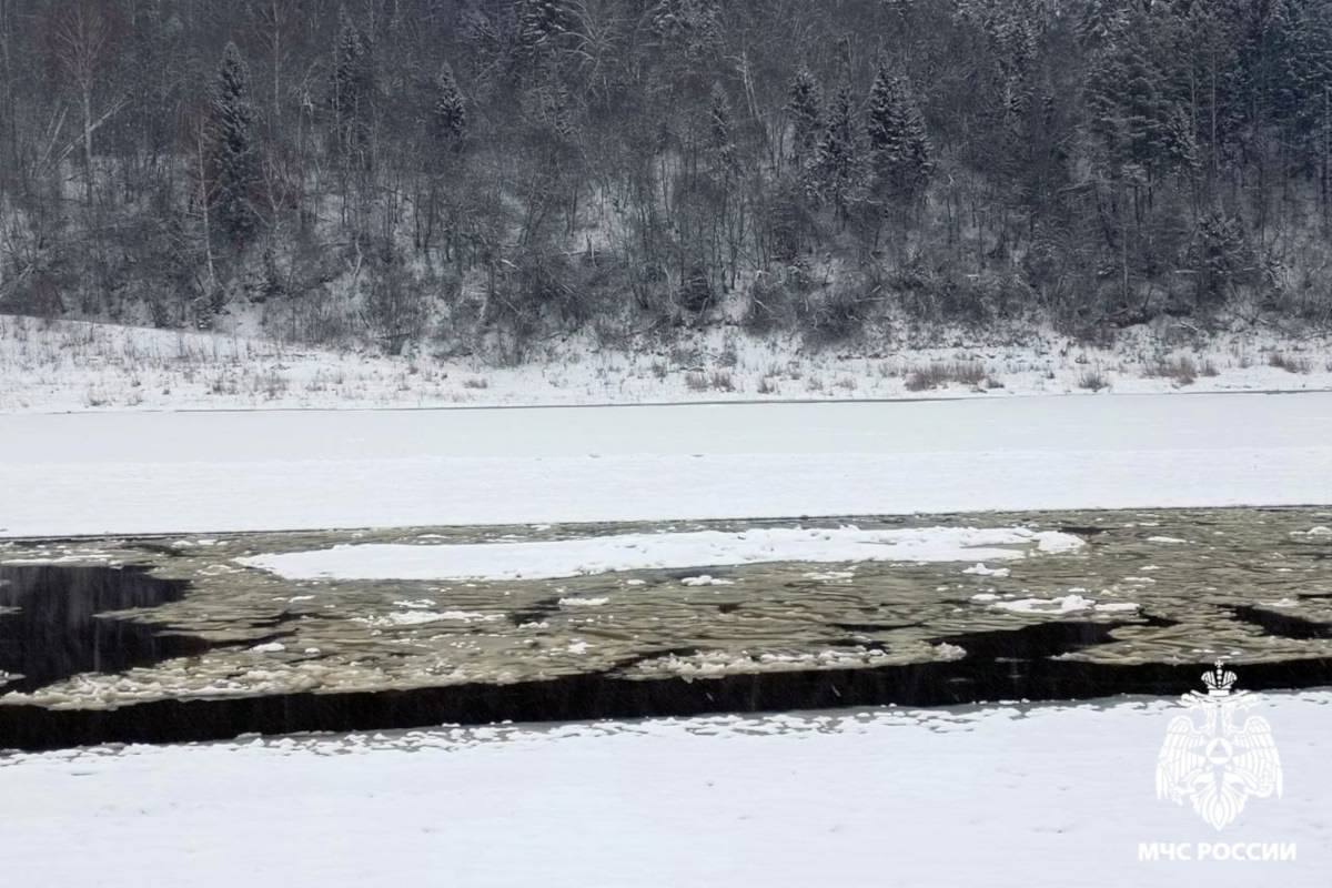 Еще в двух округах Вологодчины ввели ограничения выхода на лед  На сегодняшний день в 15 округах и районах Вологодской области выход на лёд полностью запрещён  добавили водоемы Харовского и Вытегорского округов  , в семи — частичный  добавили водоемы Вашкинского округа . Завтра выход на лёд будет запрещён в Вожегодском округе.  На сегодняшний день полный запрет действует в Бабаевском, Верховажском, Вологодском, Вытегорском, Грязовецком, Кадуйском, Сямженском, Тотемском, Устюженском, Харовском и Чагодощенском округах, Череповецком и Шекснинском районах, а также в Вологде и Череповце.  Частично выход на лёд запрещён в Белозерском, Вашкинском, Великоустюгском, Кирилловском, Междуреченском, Сокольском и Усть-Кубинском округах.