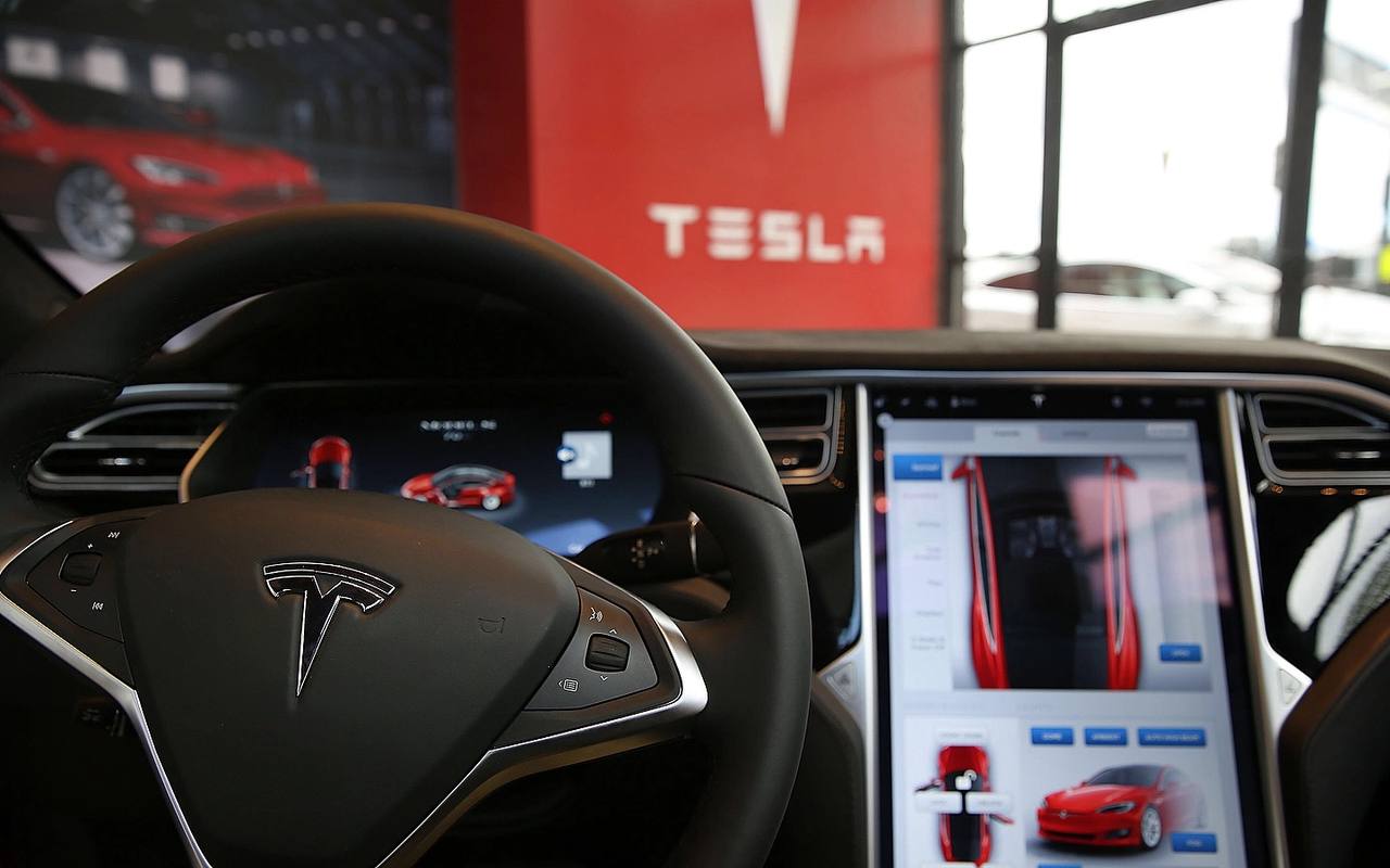 Tesla вновь в эпицентре скандала Национальное управление по безопасности дорожного движения США NHTSA начало расследование в отношении компании Tesla В ведомстве считают что автопроизводитель намерено скрывал данные о ДТП со своими машинами которые оборудованы беспилотными системами По данным следствия с 2021 года Tesla умышленно засекретила данные о 2300 аварий с участием своих автомобилей