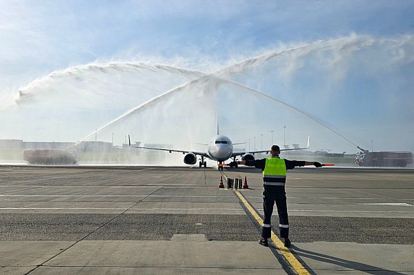 Авиакомпания SCAT Airlines начала выполнение регулярных рейсов из Алматы в Минск  Авиакомпания SCAT Airlines начала выполнение регулярных рейсов из Алматы в Минск. Об этом сообщает AVIA.RU со ссылкой на данные пресс-службы главной воздушной гавани Беларуси.  Как отмечается в сообщении аэропорта, встречали казахских партнеров в Национальном аэропорту Минск традиционным белорусским гостеприимством: хлеб-соль и приветственное "Добро пожаловать". Водная арка первому рейсу также была.  Генеральный директор Национального аэропорта Минск Владимир Череухин поздравил представителей АО «Авиакомпания «SCAT» с открытием нового направления, а также поблагодарил авиакомпанию за оказанное доверие.  aviaru.net/n286499