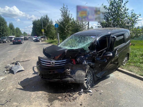 Виновник смертельного ДТП в Улан-Удэ получил 6 лет колонии.  Несмотря на отсутствие водительских прав, в августе прошлого года он сел за руль автомобиля «Тойота Приус». На улице Иволгинской выехал на «встречку» и столкнулся с «Тойотой Виш» и «Хондой Фрид».  В результате автоаварии скончалась пассажирка «Приуса»