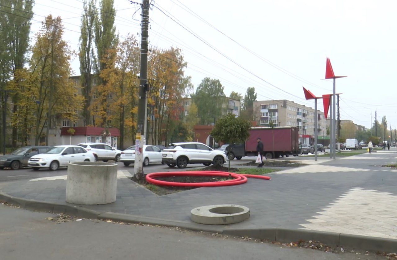 Бульвар Рабочий меридиан в Ливнах готов на 92 Об этом говорили сегодня на заседании с главами муниципальных образований в администрации области Это проект победитель всероссийского конкурса лучших проектов создания комфортной городской среды Общая площадь 1 5 га Стоимость более 92 млн рублей Что уже сделано Уложено 8 900 м² тротуарной плитки Установлено 40 тротуарных и 24 парковых светильника смонтирована светодиодная подсветка 650 м Разбиты рулонные газоны на площади 1 700 м² Посажено 62 дерева и 20 кустарников высажены многолетние цветы Установлены 20 скамеек 25 урн 20 видеокамер тактильная плитка Размещены малые архитектурные формы Три перепелки и Плешковские игрушки Сейчас ведут облицовку бетонного основания у Плешковских игрушек укладывают асфальт в парковочных карманах До 7 ноября доставят скульптуру Рабочий завода Остановочный павильон уже есть К слову Первый Областной был на объекте Посмотреть сюжет и узнать интересные подробности можно тут