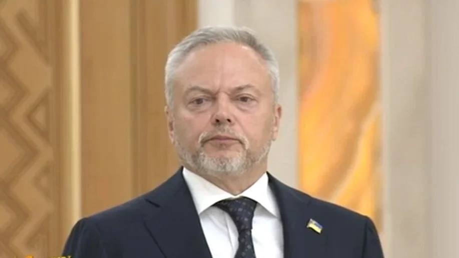Президент Украины Владимир Зеленский подписал указ о назначении нового посла в Казахстане Согласно указу Зеленского, Виктор Майко назначен чрезвычайным и полномочным послом Украины в Казахстане. Виктор Майко родился 6 июля 1960 года в Днепропетровске ныне Днепр , Украина. Он является выпускником Киевского государственного университета имени Тараса Шевченко по специальности «журналистика» и имеет научное звание кандидата экономических наук, присвоенное Украинской академией внешней торговли. Майко начинал свою карьеру в журналистике, работая корреспондентом газеты «Знамя соревнования» на Киевском авиазаводе имени Антонова. Позже он стал главным научным редактором Института повышения квалификации руководящих работников МВД Украины и директором СП «Интерпрофсервис». В дальнейшем Виктор Майко активно развивал свою карьеру в дипломатии и международных отношениях. Он работал заместителем главы и затем главой Торгово-экономической миссии Украины в Великобритании. Также Майко был заместителем министра иностранных дел Украины, а позже советником министра внешнеэкономических связей. С 2005 по 2010 год Виктор Майко занимал должность чрезвычайного и полномочного посла Украины в Туркменистане. В эти же годы он также исполнял обязанности посла Украины в Афганистане. С 2010 по 2014 год Майко был заместителем министра иностранных дел Украины, а затем вернулся на пост посла Украины в Туркменистане, который он занимал с 2020 года.