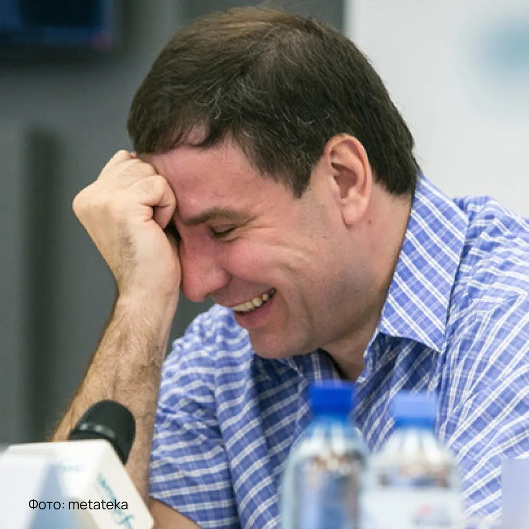 Кипр арестовал активы экс губернатора Юревича на 3 млн Суд Никосии заморозил элитную недвижимость бывшего главы Челябинской области Михаила Юревича апартаменты в комплексе One за 2 6 млн и квартиру в ЖК Парк резиденции за 555 тысяч Кипрский золотой паспорт полученный еще в 2016 году от проблем с активами не спас В России тем временем продолжают разбирать наследие экс губернатора Ранее Генпрокуратура добилась национализации холдинга Макфа а почти 20 млрд рублей дивидендов и вырученных средств направили в доход государства Сам Юревич находится за границей и объявлен в международный розыск В Москве готовят заочный приговор по делу о коррупции ему вменяют взятки на 3 2 млрд рублей откат от регионального Минздрава и незаконное хранение оружия Подпишитесь на Абзац в Максе