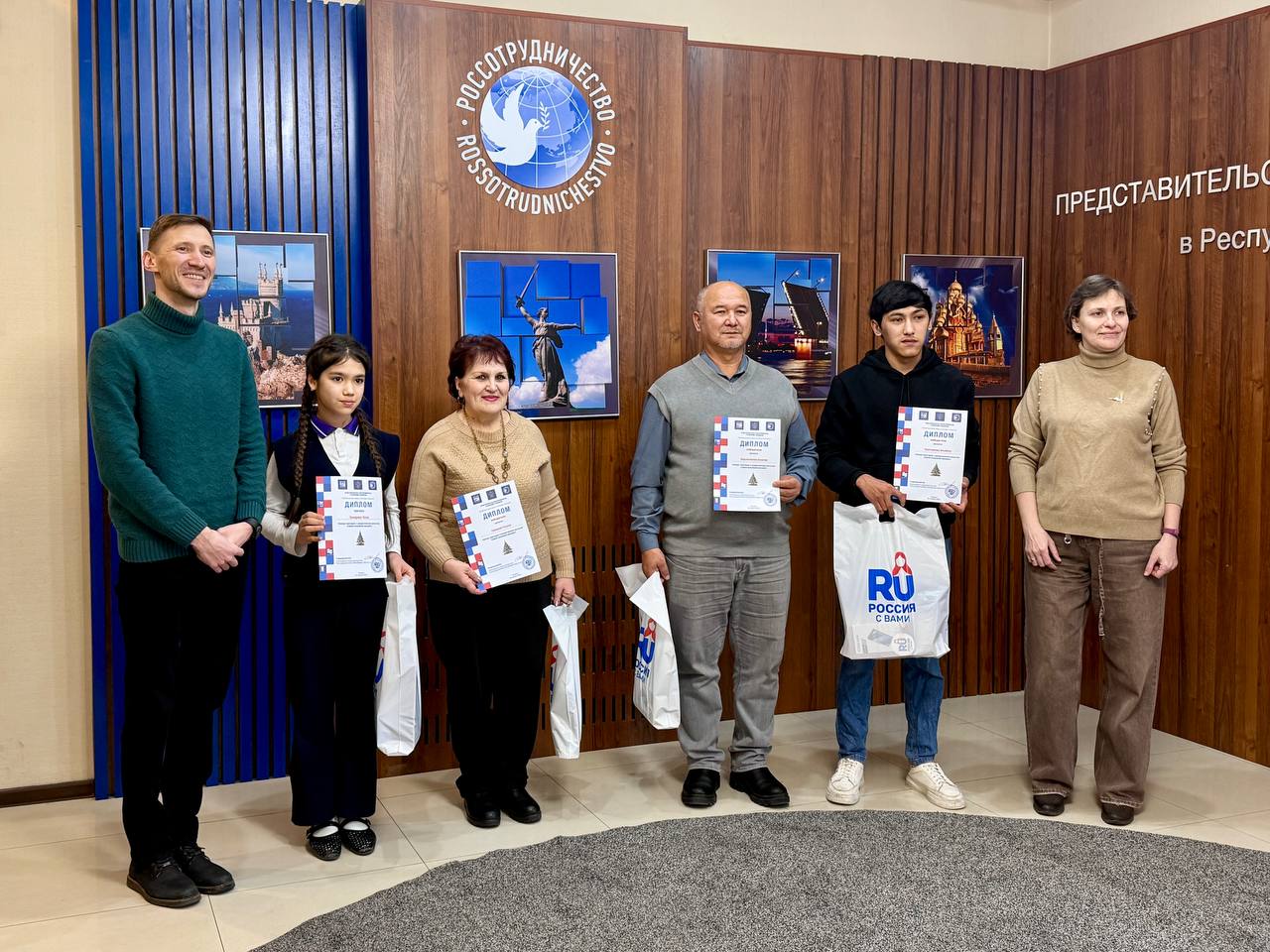 29 января в Русском доме в Ташкенте состоялось награждение победителей конкурса новогодних и рождественских рассказов Самый волшебный праздник Конкурс объединил авторов разных возрастов детей подростков и взрослых Представленные работы отличались искренностью образностью и вниманием к литературному слову передавая атмосферу тепла надежды и праздничного чуда По решению жюри победителями стали Абдужалилов Бахром Самый волшебный праздник Нуритдинов Яхъебек Ташкентское чудо Грушина Татьяна Варежки со снежинками Отдельно жюри отметило работу Захировой Лолы награждённой в качестве призёра конкурса Сертификаты участников доступны для скачивания по ссылке Поздравляем победителей и благодарим всех участников конкурса за интерес и творческий вклад