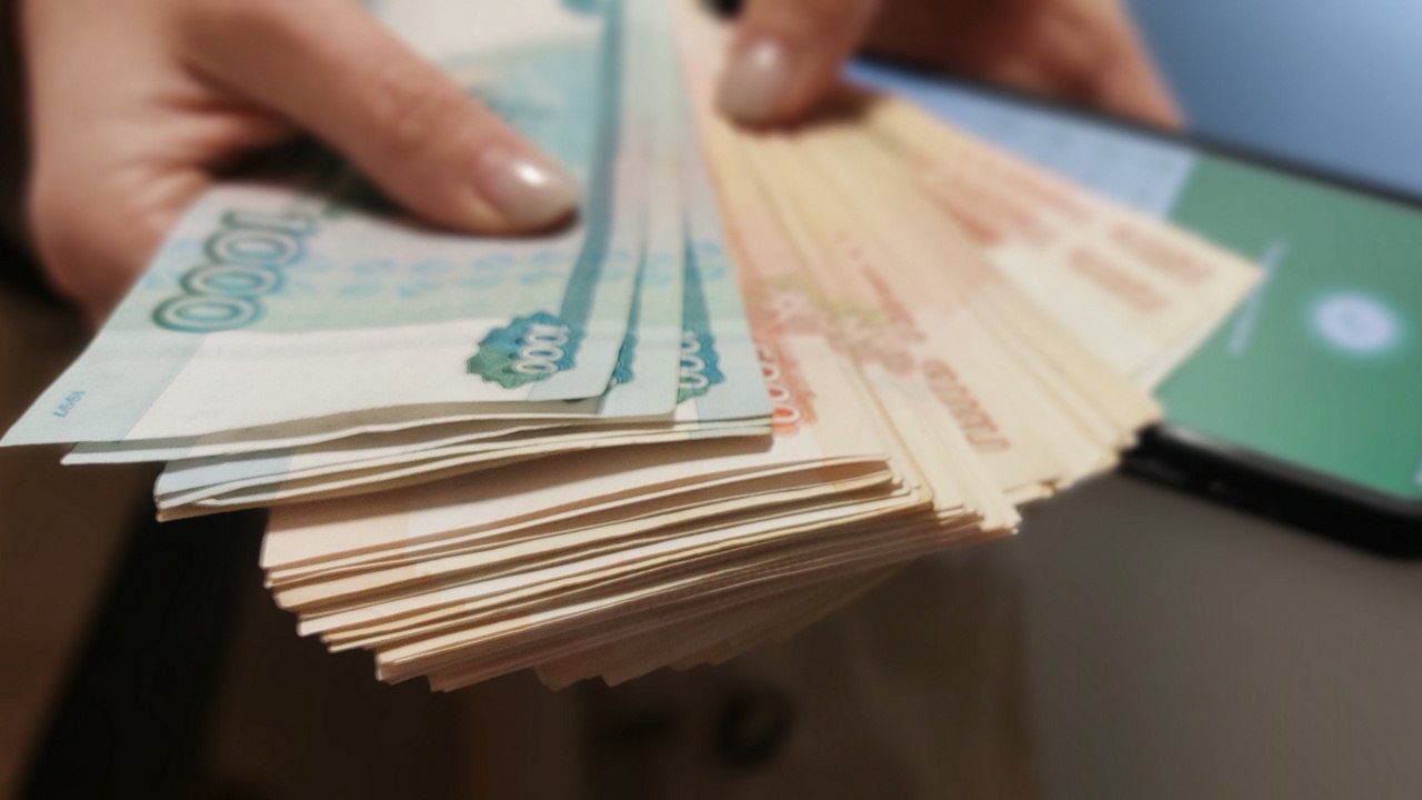 ‍  Брала деньги из сейфа: в Челябинской области директора магазина осудят за хищение 450 тыс  Срок в колонии грозит директору одного из продуктовых магазинов в Челябинской области. Женщину обвиняют в хищении денег: она брала крупные суммы из сейфа и подделывала документы.  В пресс-службе ГУ МВД России по региону отметили, что речь идет об одном из сетевых продуктовых магазинов Миасса. 50-летняя директор торговой точки занималась хищением выручки на протяжении нескольких месяцев.  "Обвиняемая, пользуясь своим служебным положением, частями на протяжении длительного времени похищала выручку магазина из сейфов и распоряжалась ею по своему усмотрению", – комментируют в полиции.  После хищения денег, женщина вносила недостоверные сведения о формировании инкассации. Так она подстраховывала себя, ведь по документам наличных в магазине действительно оставалось меньше.  Всего за четыре месяца руководительница незаконно обогатилась на 450 тысяч рублей. Предварительное расследование уголовного дела уже завершено: жительнице Миасса грозит до шести лет колонии и штраф.    Вести Южный Урал   Челябинск