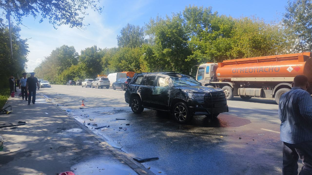 Водитель Toyota Land Cruiser вылетел из окна на дорогу в Новосибирске В результате ДТП, произошедшего возле дома номер 6 по улице Одоевского, водитель Toyota Land Cruiser был выброшен из салона прямо на дорогу после столкновения с другим внедорожником. Наиболее оперативно отреагировал водитель Skoda Yeti. Он немедленно отправился в ближайшую больницу и привёз оттуда врачей, которые начали оказывать неотложную помощь пострадавшему до прибытия бригады скорой помощи. Медики проводили реанимационные мероприятия, включая инъекции адреналина и искусственное дыхание. По словам очевидца, водитель Skoda действовал хладнокровно и решительно, не теряя ни секунды. Он сумел быстро оценить критичность ситуации и предпринял все возможные меры для спасения жизни человека, оказавшегося в столь тяжелом положении. Этот поступок заслуживает отдельного упоминания и является ярким примером гражданской ответственности и человечности. "По предварительной информации, 12.08.2025 в 10:30 минут на территории Первомайского района города Новосибирска, водитель-мужчина 1952 года рождения, управляя автомобилем Митсубиси Паджеро, двигался по улице Одоевского со стороны улицы Мирная в сторону улицы База геологии. В пути следования, у дома 4 по улице Одоевского, выполняя левый разворот, осуществил столкновение со встречным автомобилем Тойота Лэнд Крузер 200, под управлением водителя - мужчины, 1992 года рождения. После чего автомобиль Тойота Лэнд Крузер 200 совершил опрокидывание. В результате ДТП водитель автомобиля Тойота Лэнд Крузер 200 получил травмы несовместимые с жизнью. На месте ДТП работали сотрудники Госавтоинспекции, следственно-оперативная группа, устанавливаются все обстоятельства происшествия. МК в Новосибирске