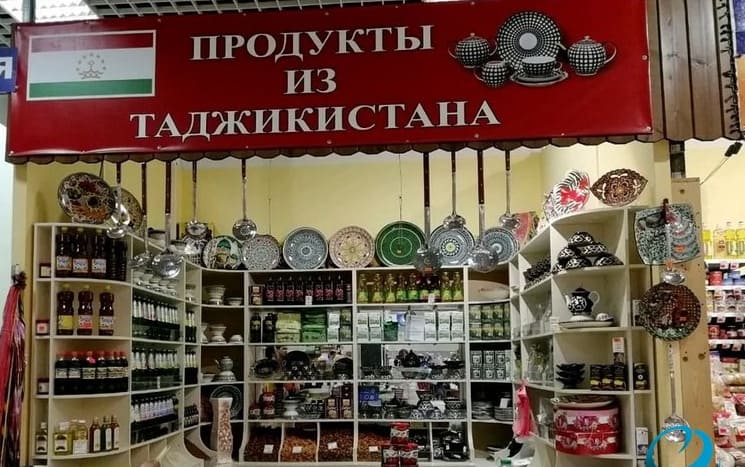 Таджикистан традиционно занимает важное место среди торговых партнеров Беларуси в ЦА  На встрече министра сельского хозяйства и продовольствия Беларуси Юрия Горлова с его коллегой из Таджикистана Курбоном Хакимзодой обсуждены перспективы развития двустороннего аграрного сотрудничества.  «В 2024 году объем торговли продовольственными товарами и сельскохозяйственным сырьем между странами вырос в 1,5 раза по сравнению с 2023 годом, экспорт белорусской продукции увеличился в 1,6 раза. За первые пять месяцев 2025 года товарооборот вырос на 34,8% по сравнению с аналогичным периодом прошлого года»,  - приводит слова Ю. Горлова пресс-служба ведомства.  Основу белорусского экспорта составляют сахар, сухое молоко, охлажденная говядина, мясные консервы, крупный рогатый скот, яйца и мясокостная мука.