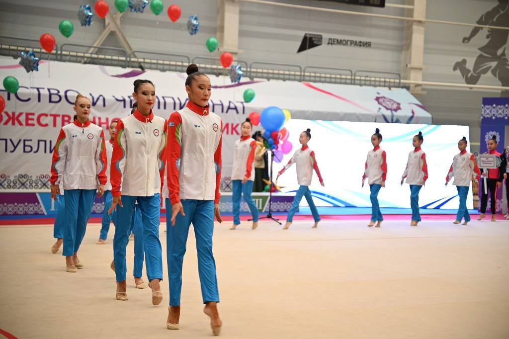 В Якутске стартовали первенство и чемпионат Республики Саха Якутия по художественной гимнастике В зале гимнастики ДЮСШ 9 собрались сильнейшие спортсменки республики представительницы девяти спортивных школ и клубов из Якутска Мирного Нерюнгри Нюрбы и Хангаласского улуса В течение трех дней спортсменки разыграют восемь комплектов наград в личном первенстве групповых упражнениях и командном зачете ulusmedia Читайте нас в MAX